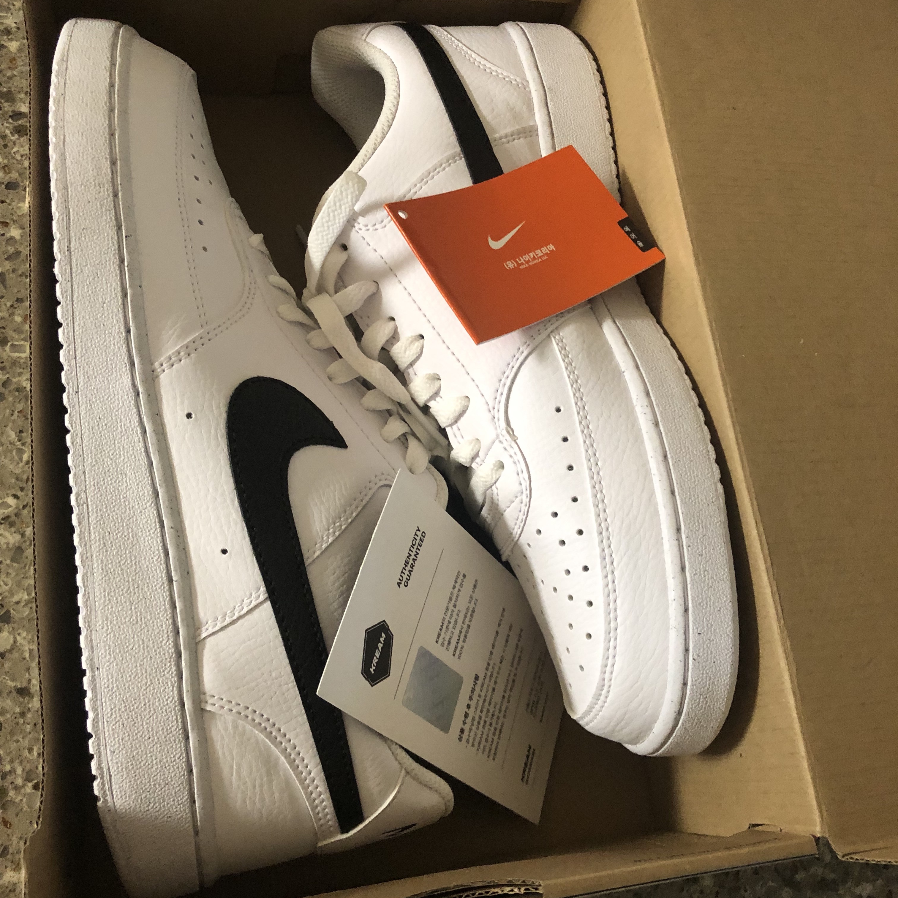 Nike Court Vision Low Next Nature White Black 착용 스타일 - 2