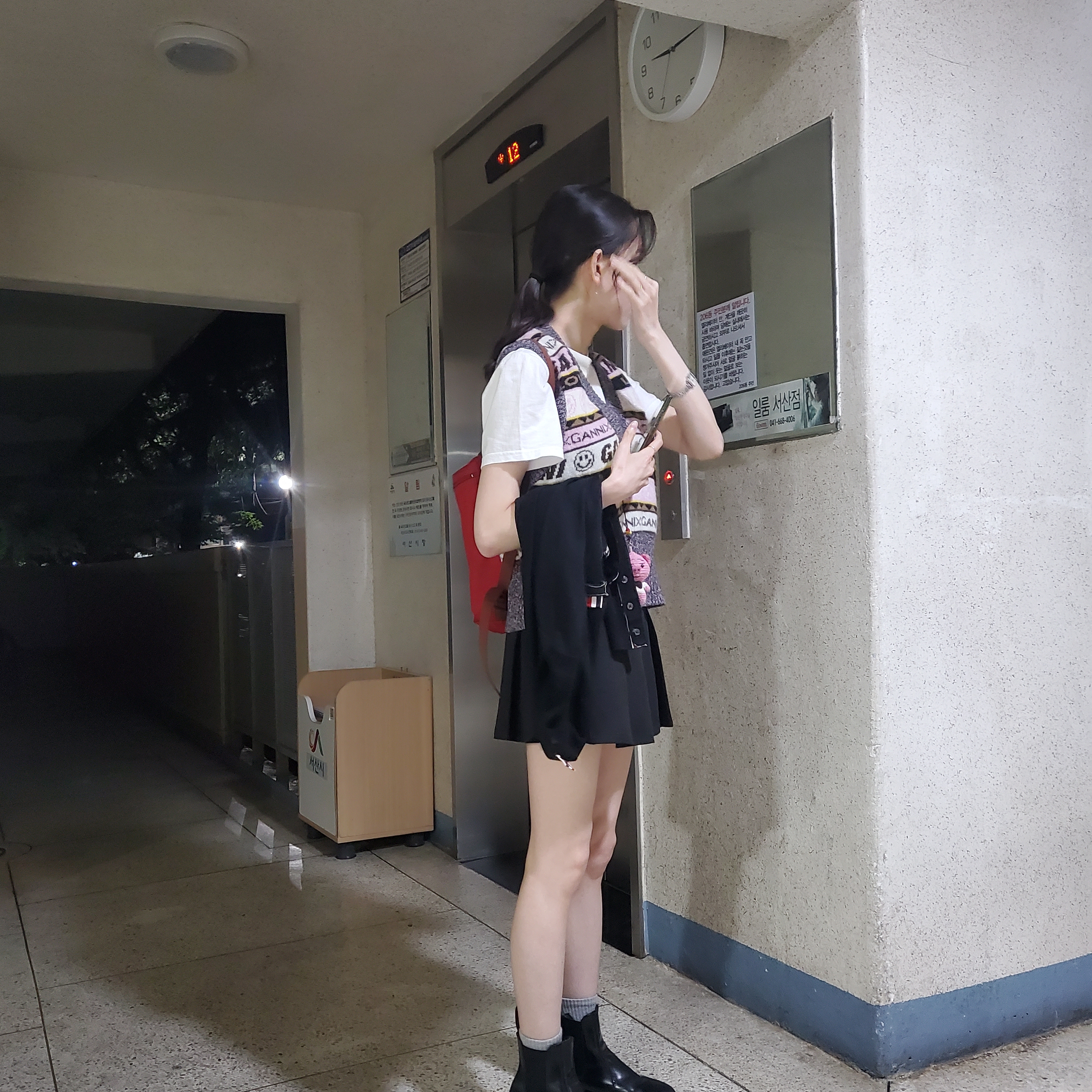 (W) Ganni Graphic V-Neck Vest Petrified Oak 착용 스타일 - 3