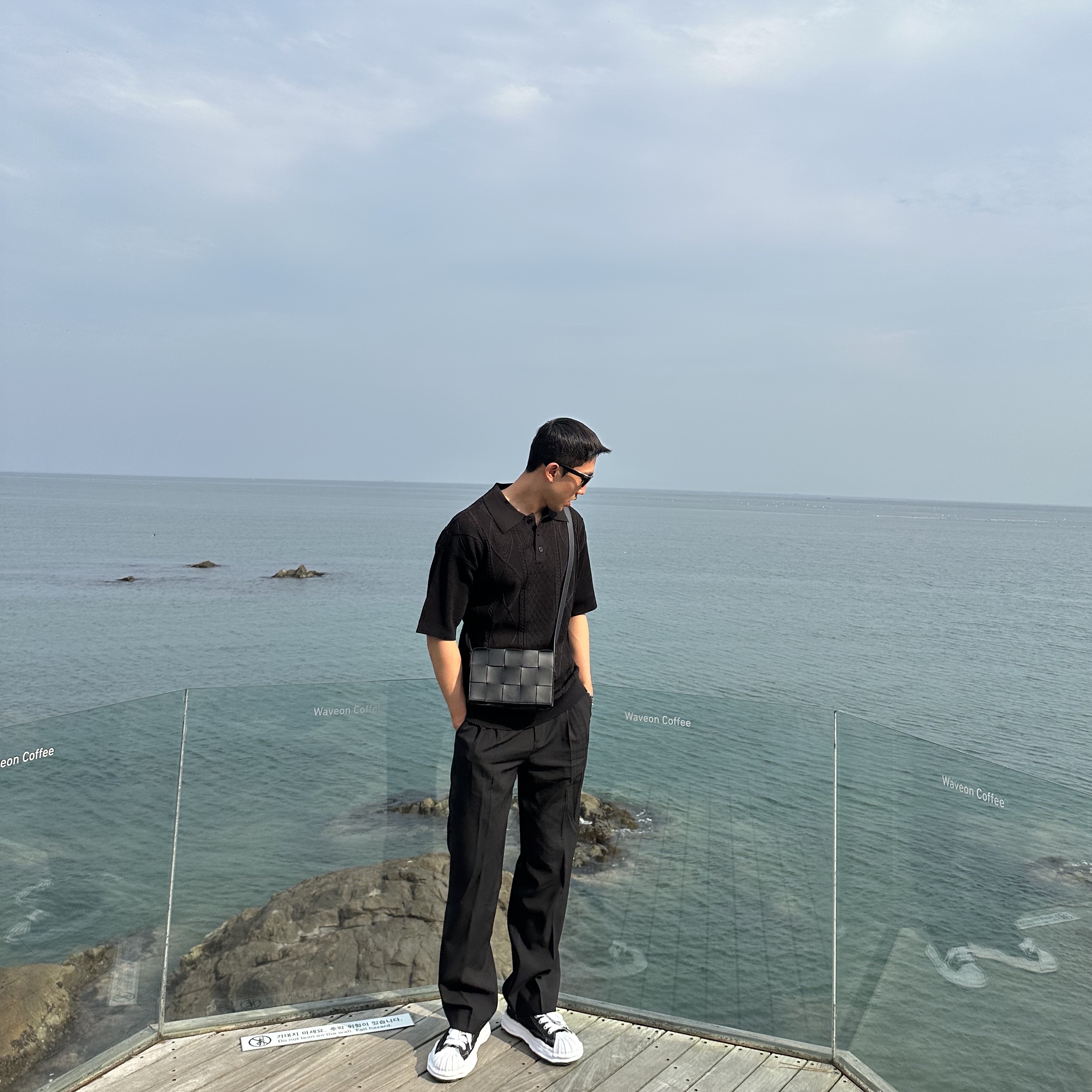 Bottega Veneta Lambskin Leather Cassette Black 착용 스타일