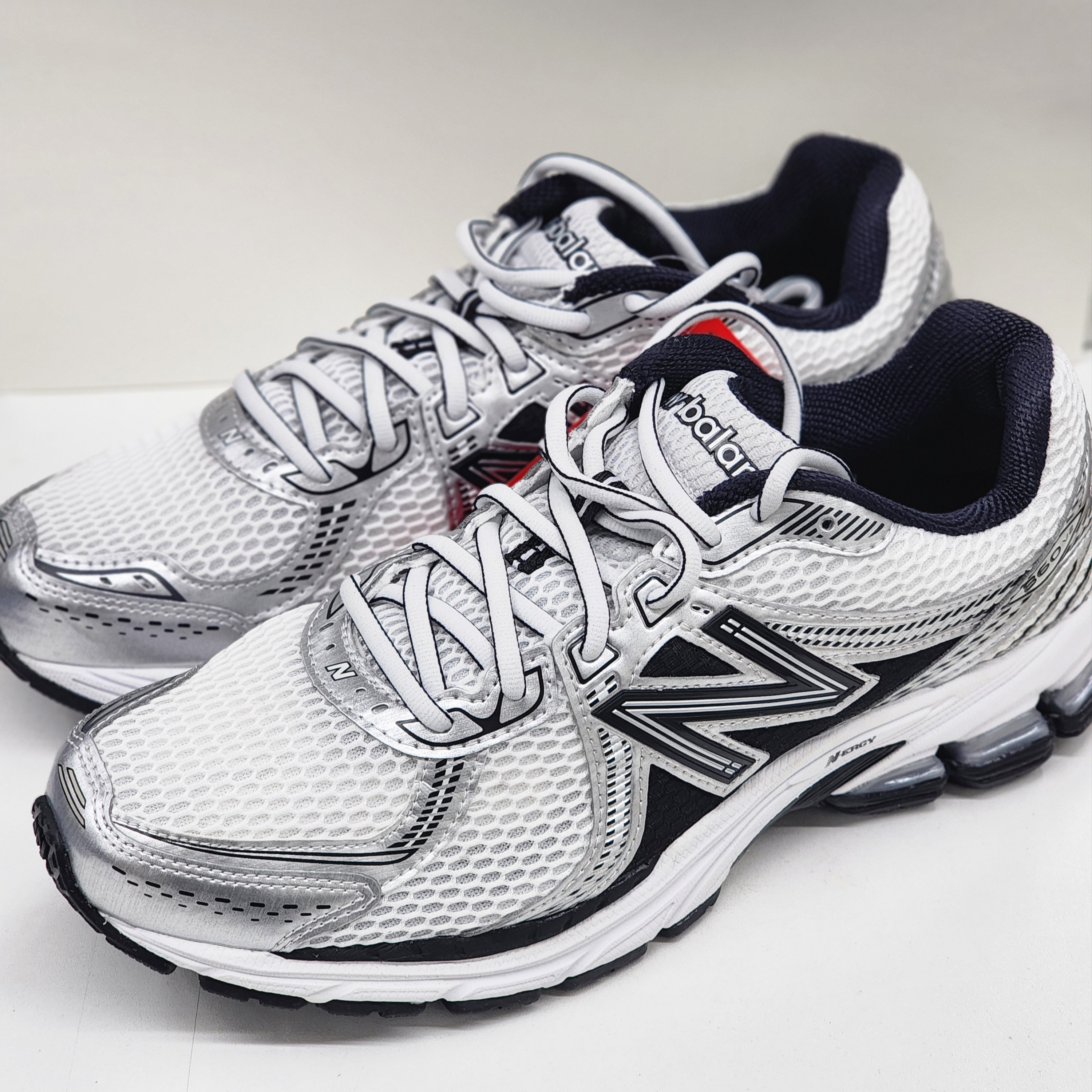 New Balance 860v2 White Black 착용 스타일 - 1