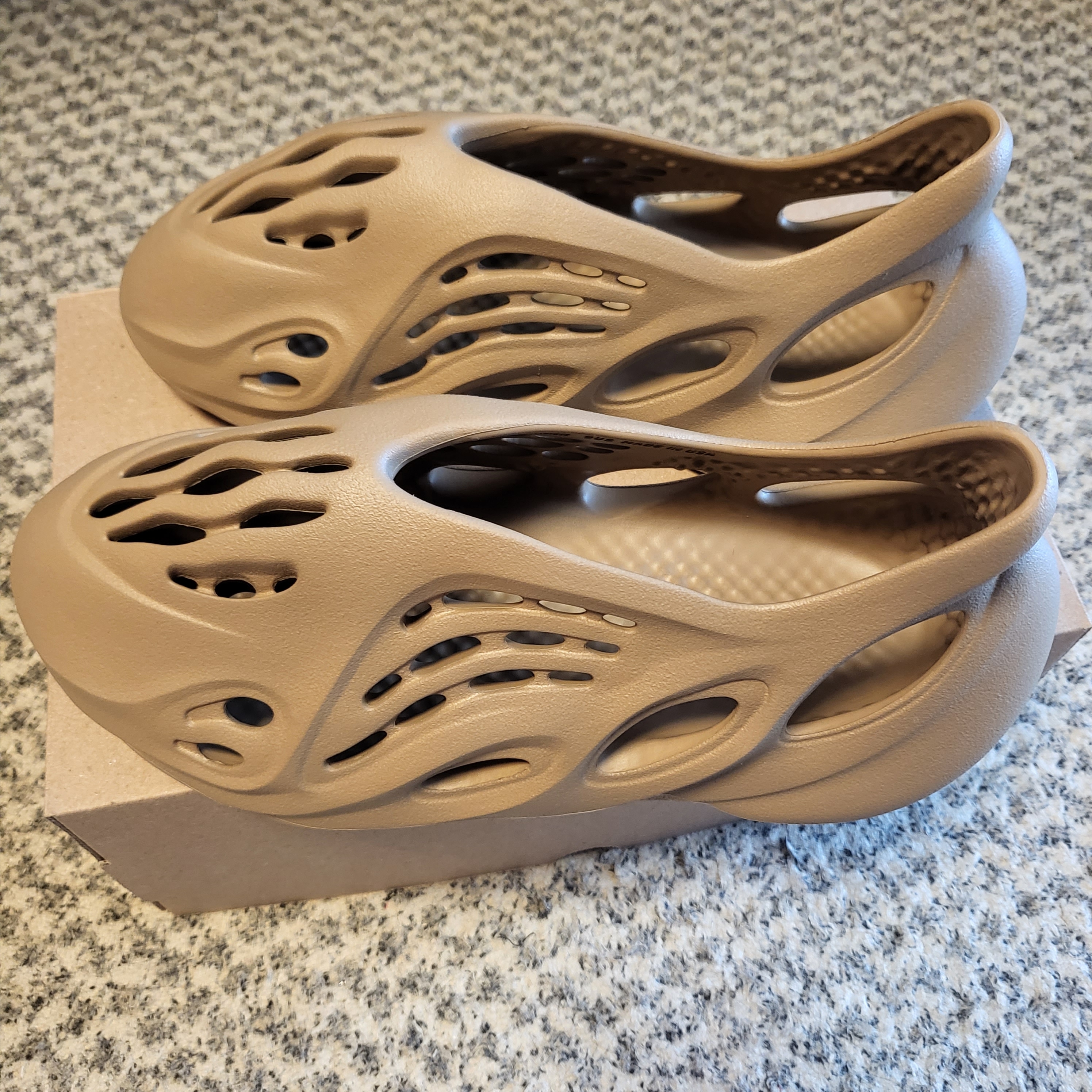 Adidas Yeezy Foam RNNR Clay Taupe 착용 스타일
