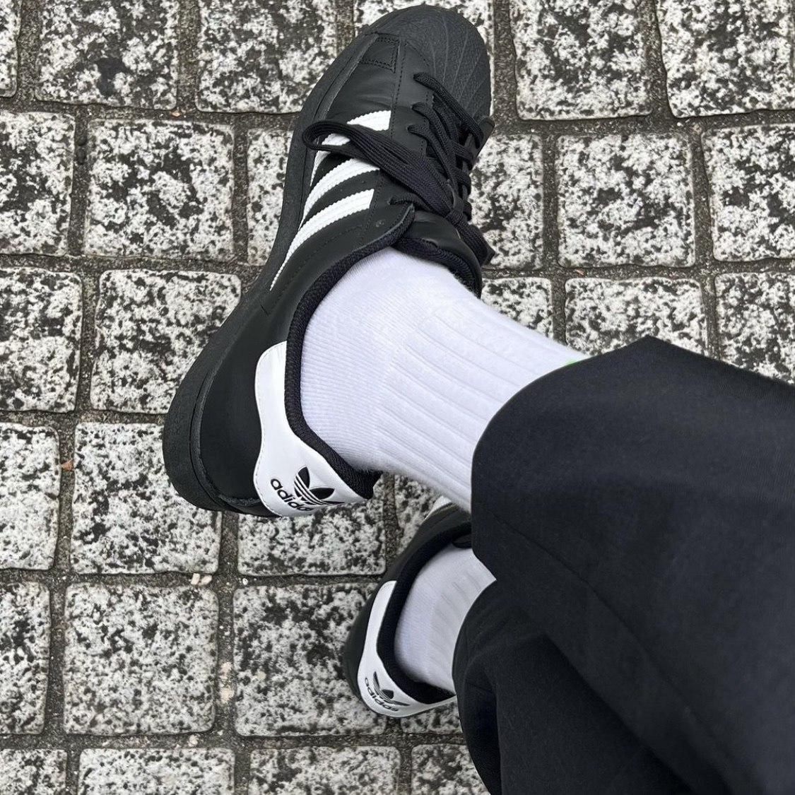 Adidas Superstar Core Black White 착용 스타일