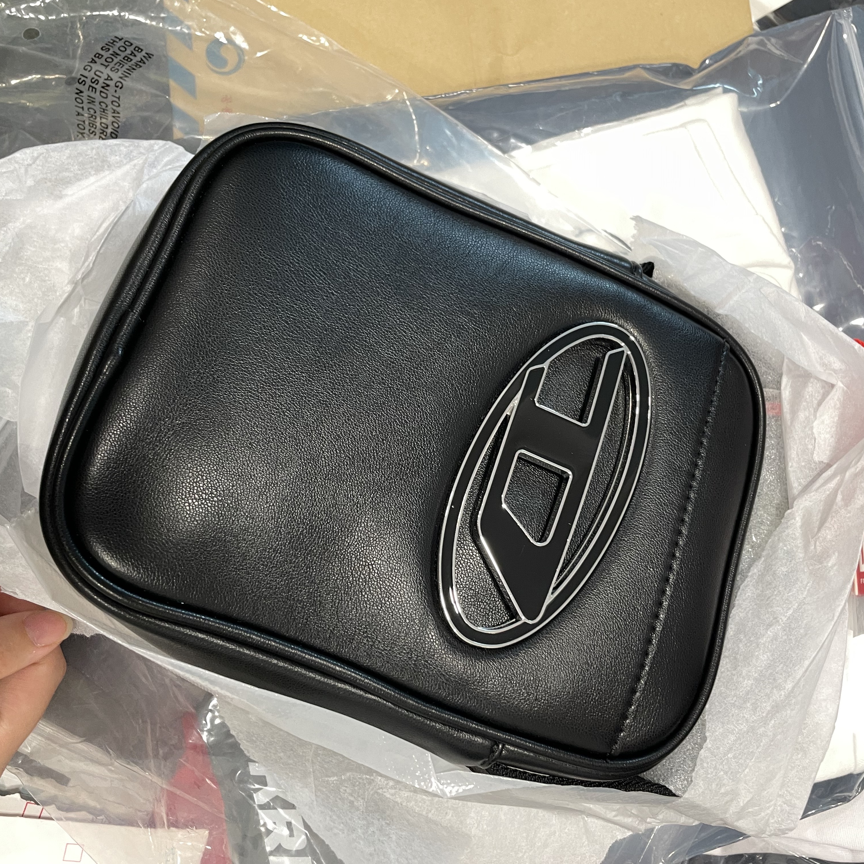 Diesel Holi-D Crossbody X Black 착용 스타일