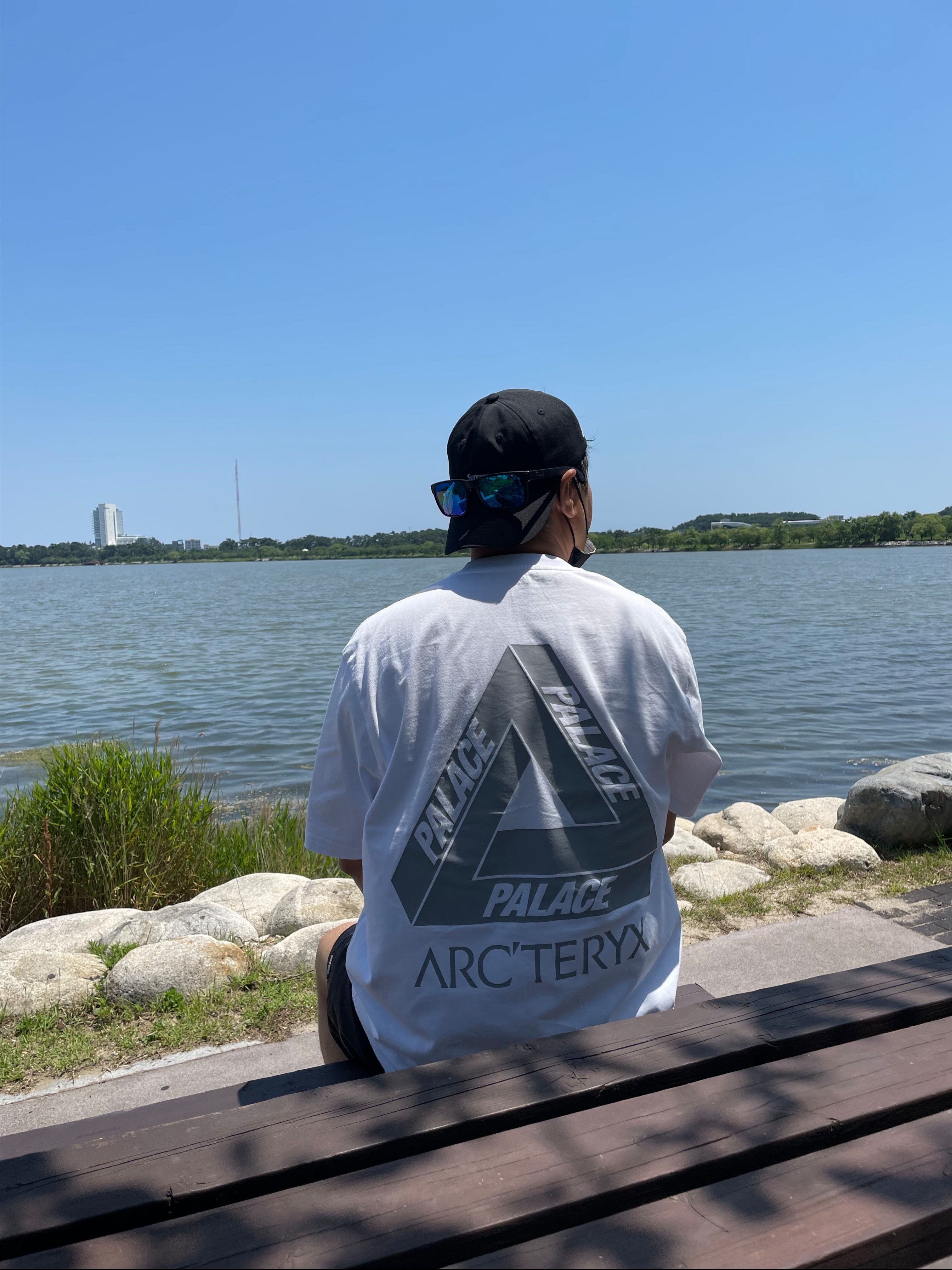 Palace x Arc'teryx T-Shirt White - 20FW, Supreme Gore-Tex Paclite Long Bill Camp Cap Black - 23SS 착용 스타일
