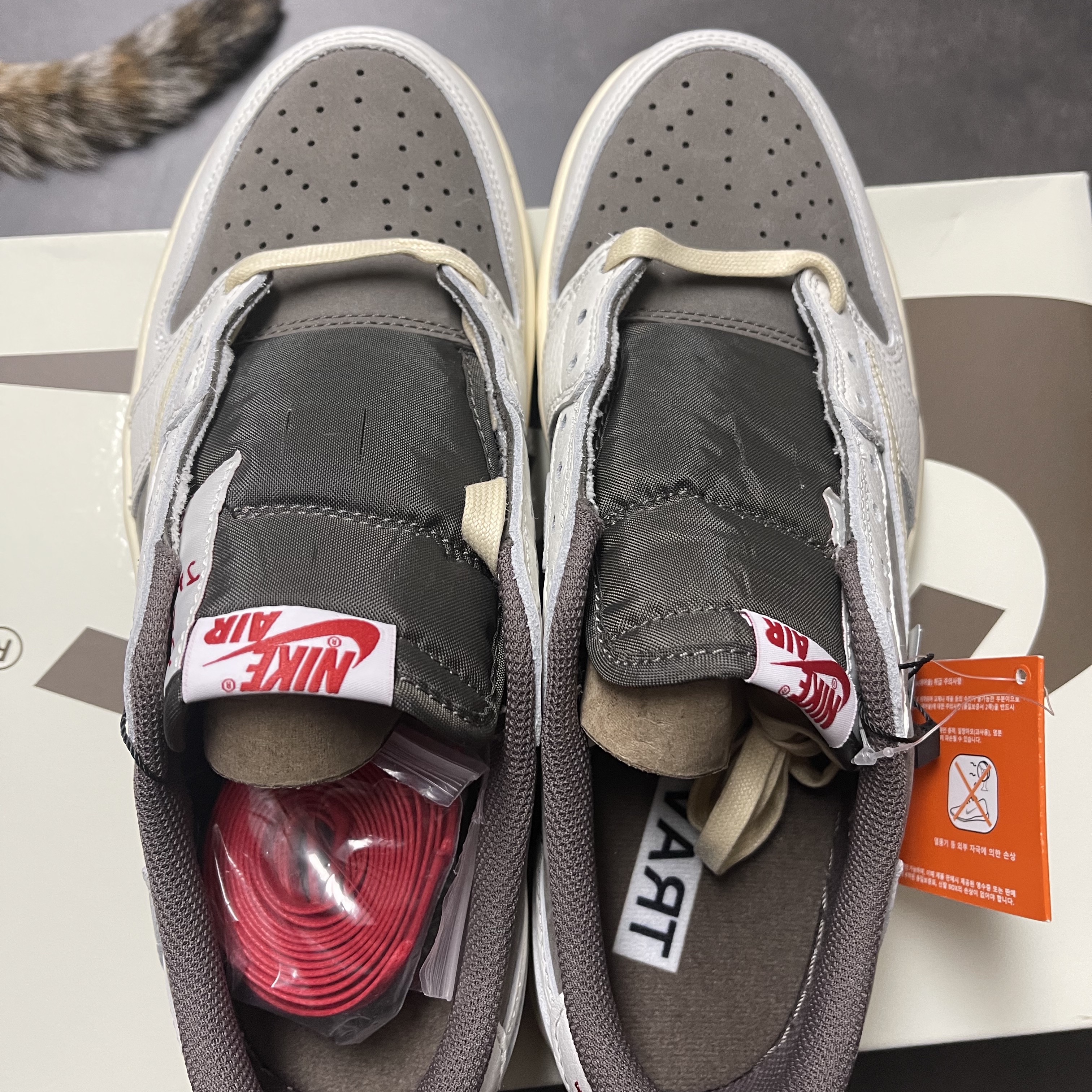 Jordan 1 x Travis Scott Retro Low OG SP Sail and Ridgerock 착용 스타일