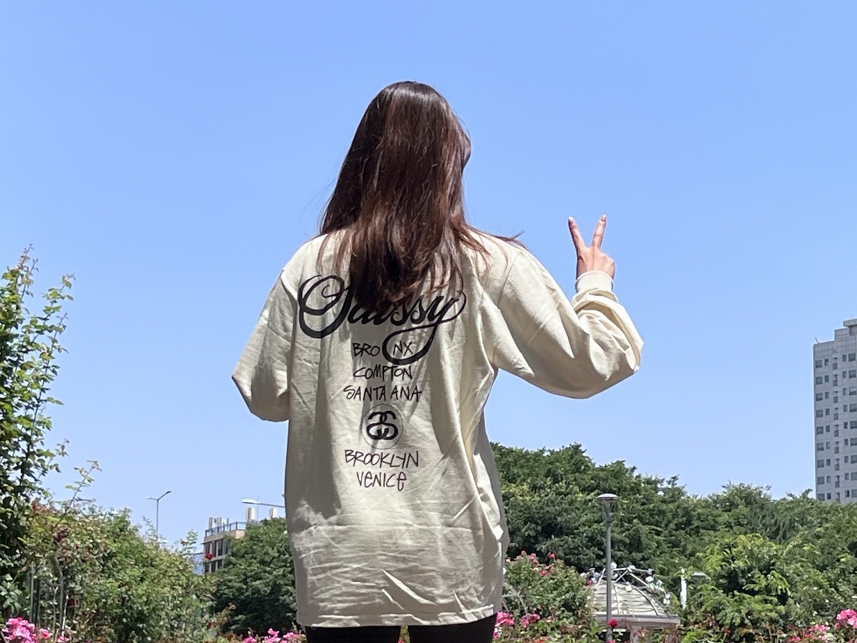 Stussy World Tour LS T-Shirt Putty 착용 스타일