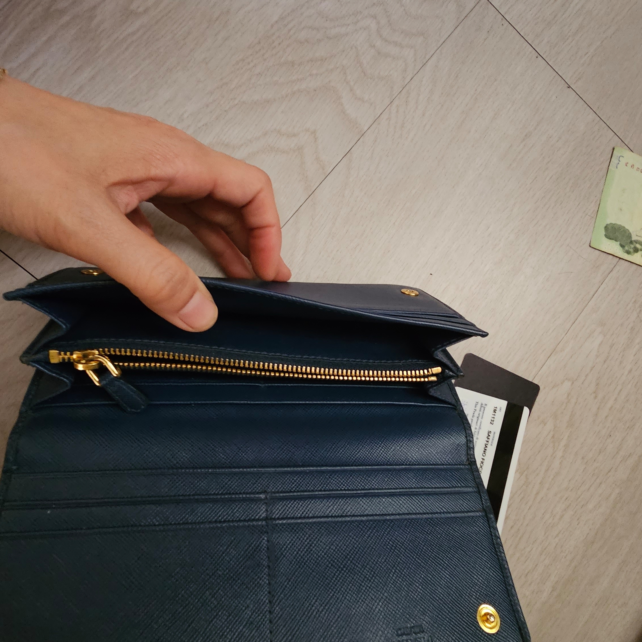 Prada Large Saffiano Leather Fiocco Wallet Peony Pink 착용 스타일 - 4