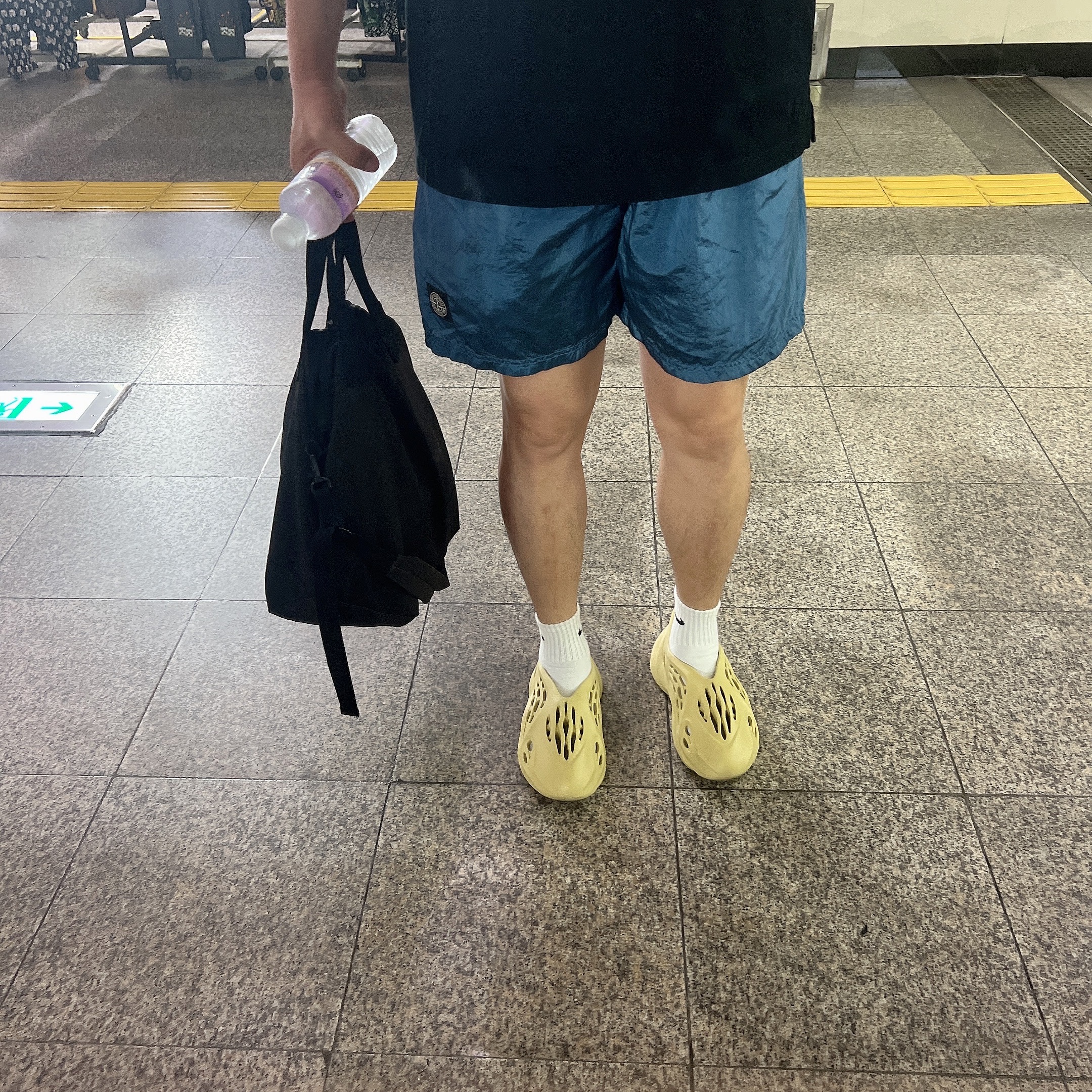 Adidas Yeezy Foam RNNR Sulfur, Stone Island B0943 Nylon Metal Swimming Trunk Powder Blue - 22SS 착용 스타일 - 1