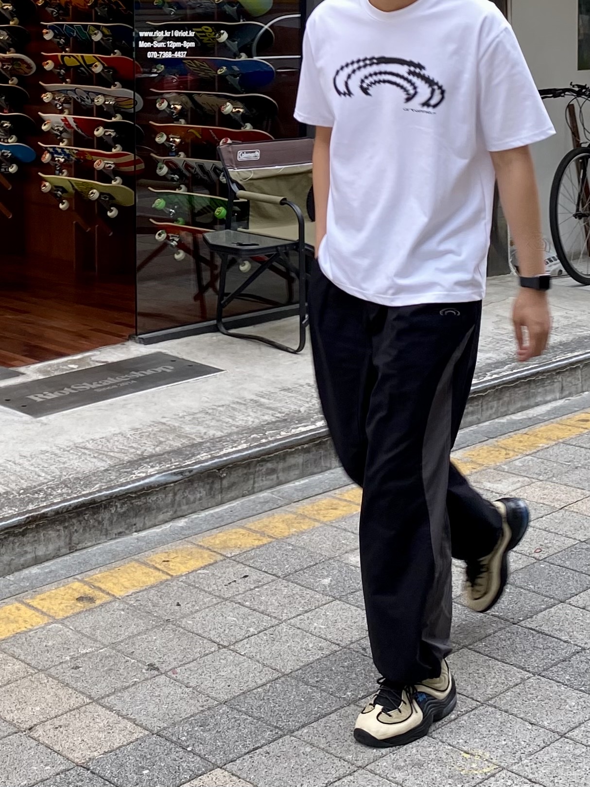 Art of Field Big Symbol Short Sleeve T-Shirt White, Art Of Field Round Colorway Pintuck Pants Black 착용 스타일 - 2