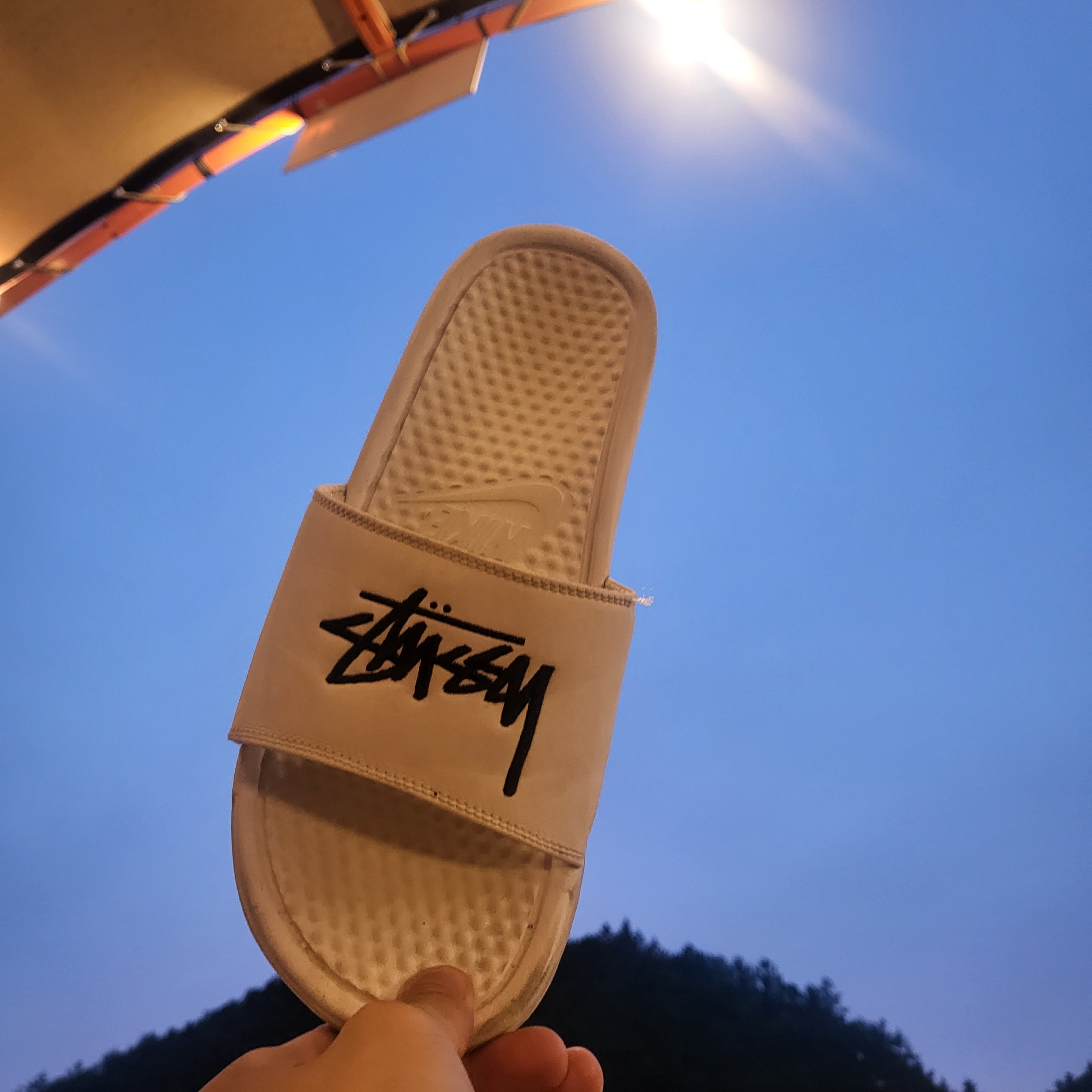 Nike x Stussy Benassi Slide Sail 착용 스타일