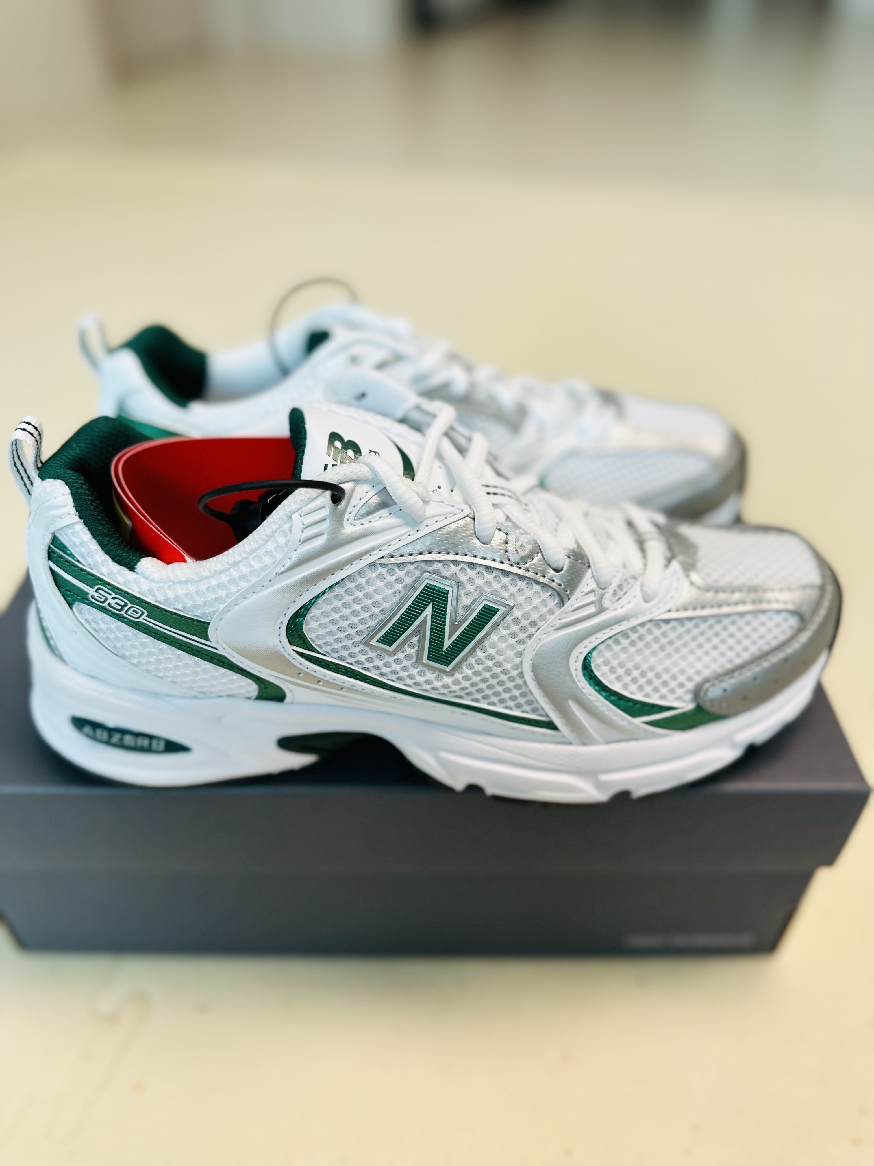 New Balance 530 White Nightwatch Green 착용 스타일 - 3