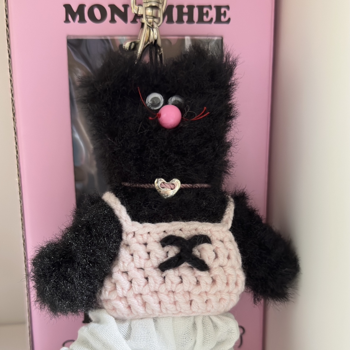 [KREAM 단독] Monamhee Beulpingi Keyring with White Pants Black 착용 스타일