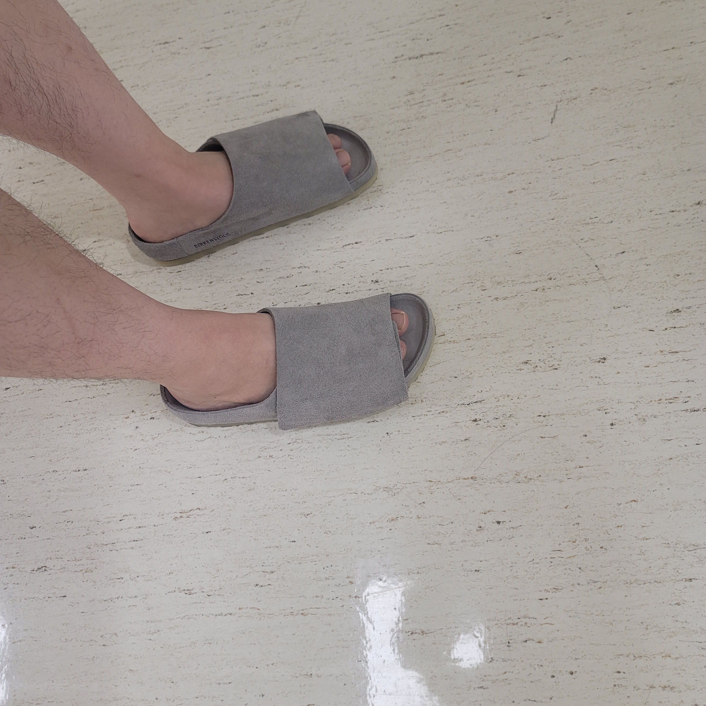 Fear of God x Birkenstock Los Feliz Suede Cement 착용 스타일