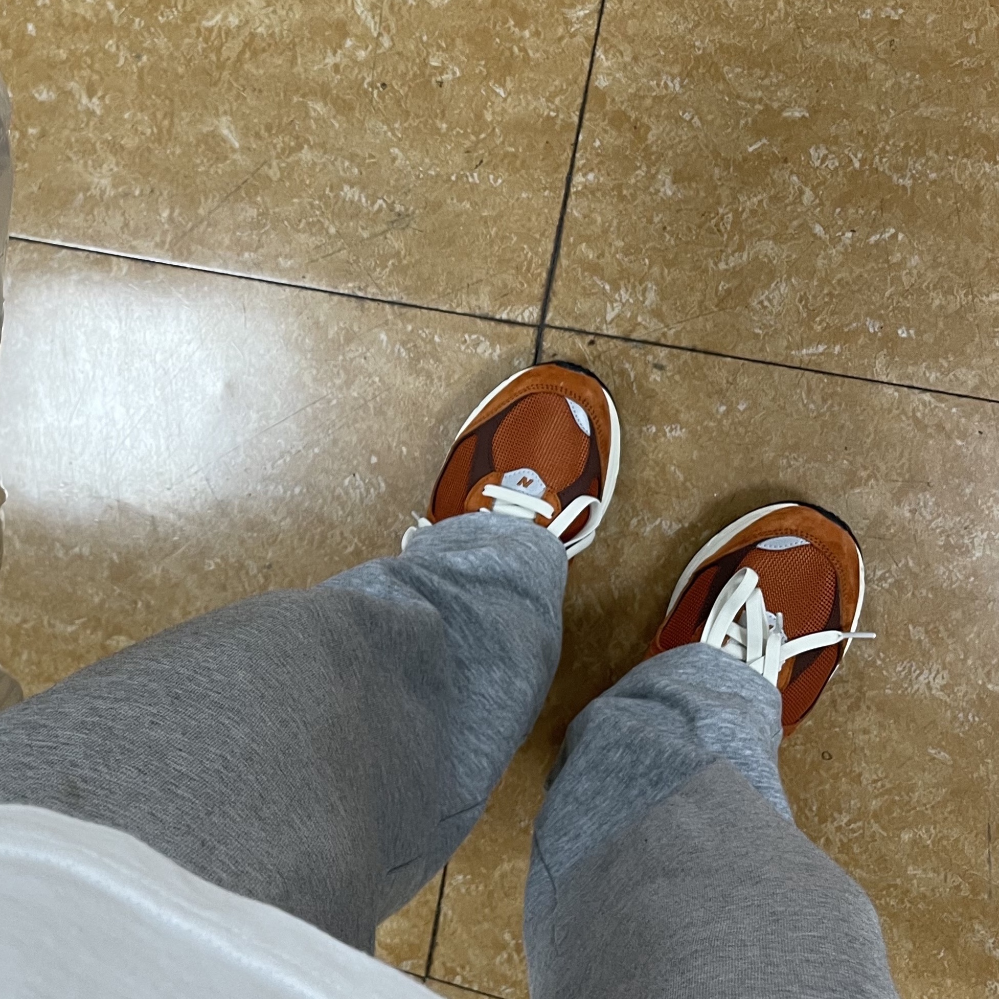 New Balance 2002R Rust Oxide 착용 스타일 - 2