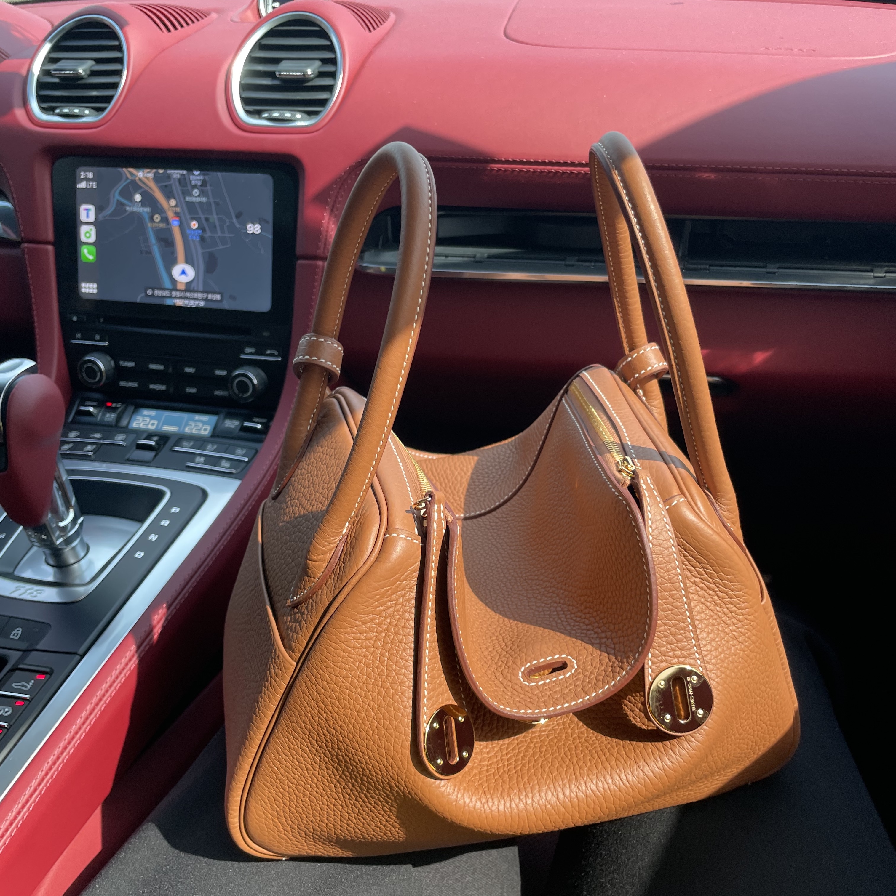 Hermes Lindy 26 Bag Clemence & Gold 착용 스타일