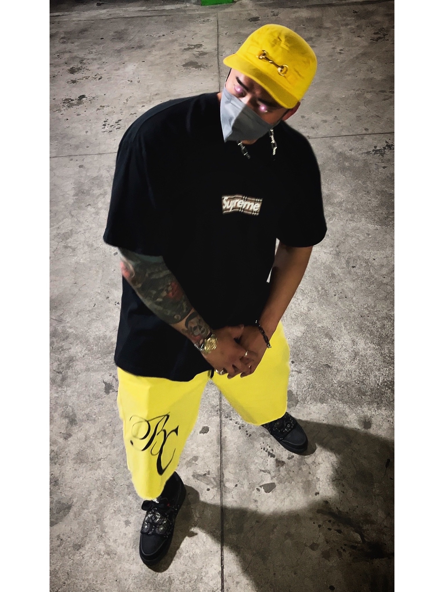 Supreme x Burberry Box Logo T-Shirt Black - 22SS, Supreme x Bernadette Corporation Work Shorts Yellow - 23SS 착용 스타일 - 1