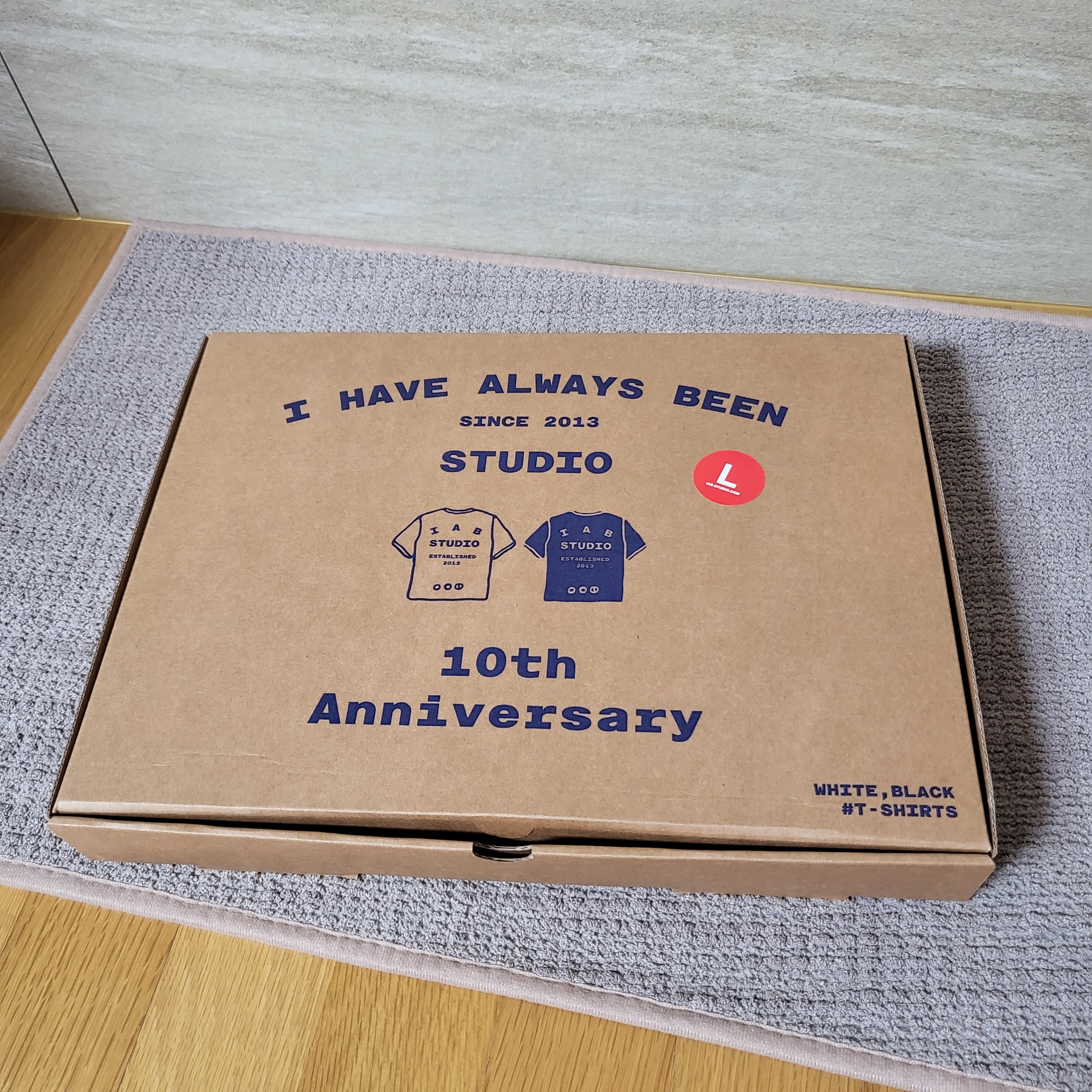 IAB Studio 10th Anniversary T-Shirts Pack White & Black (2 Pack) 착용 스타일