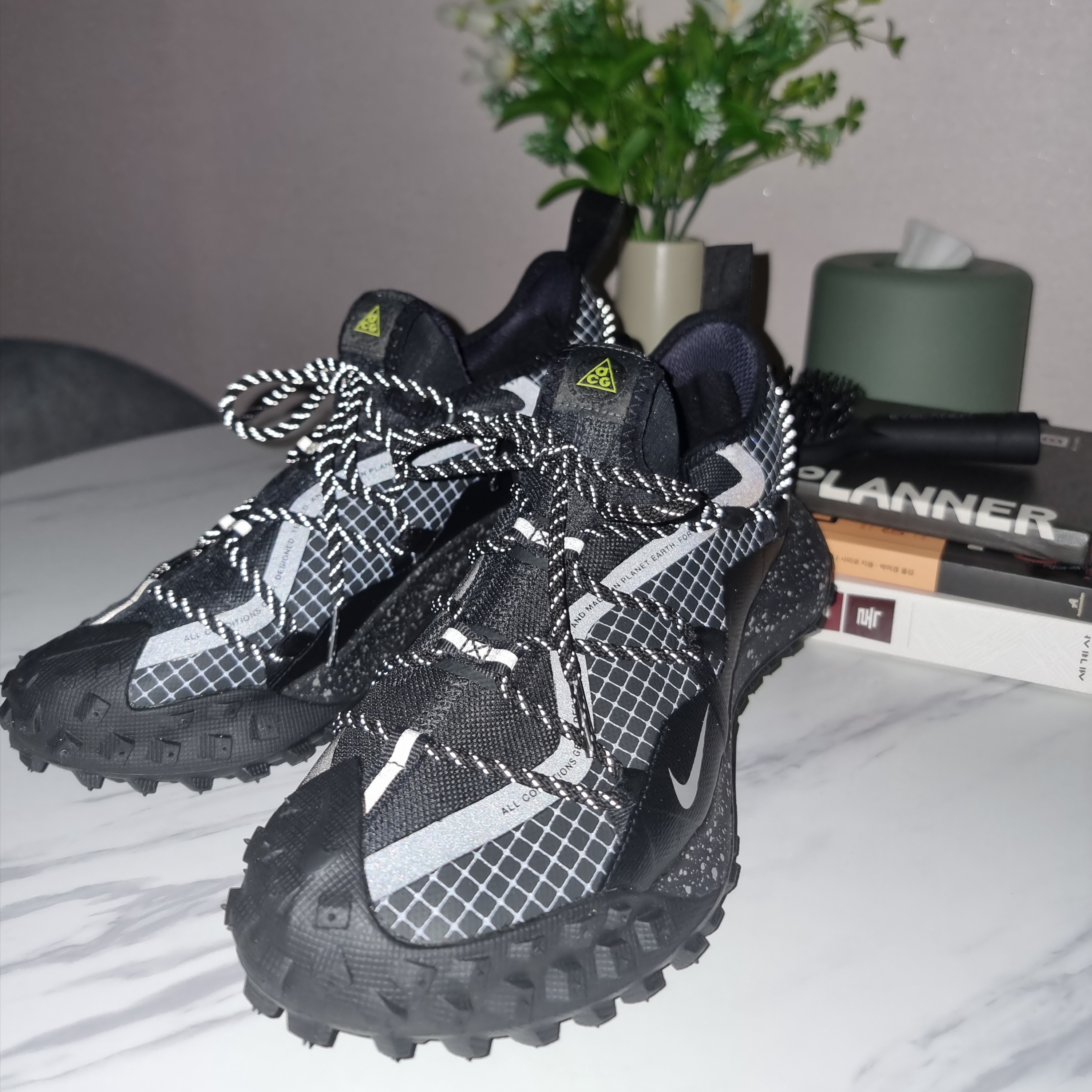 Nike ACG Mountain Fly Low Gore-Tex SE Dark Smoke Grey 착용 스타일 - 1