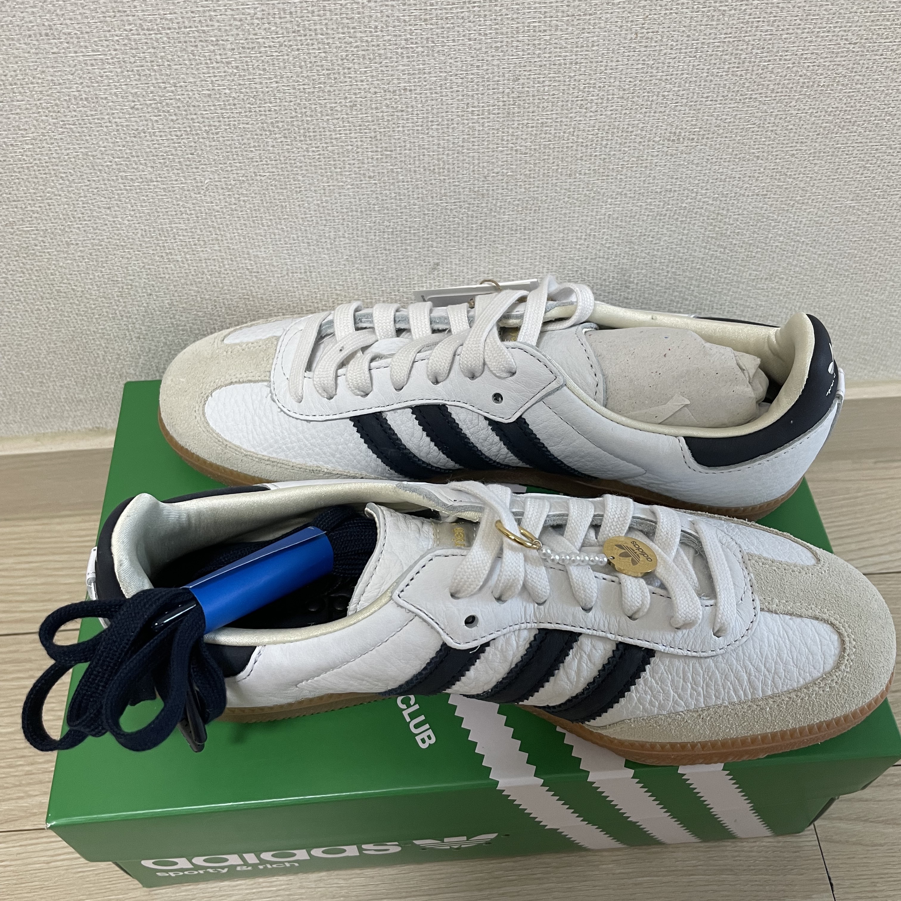 Adidas x Sporty & Rich Samba Cloud White Legend Ink 착용 스타일 - 2