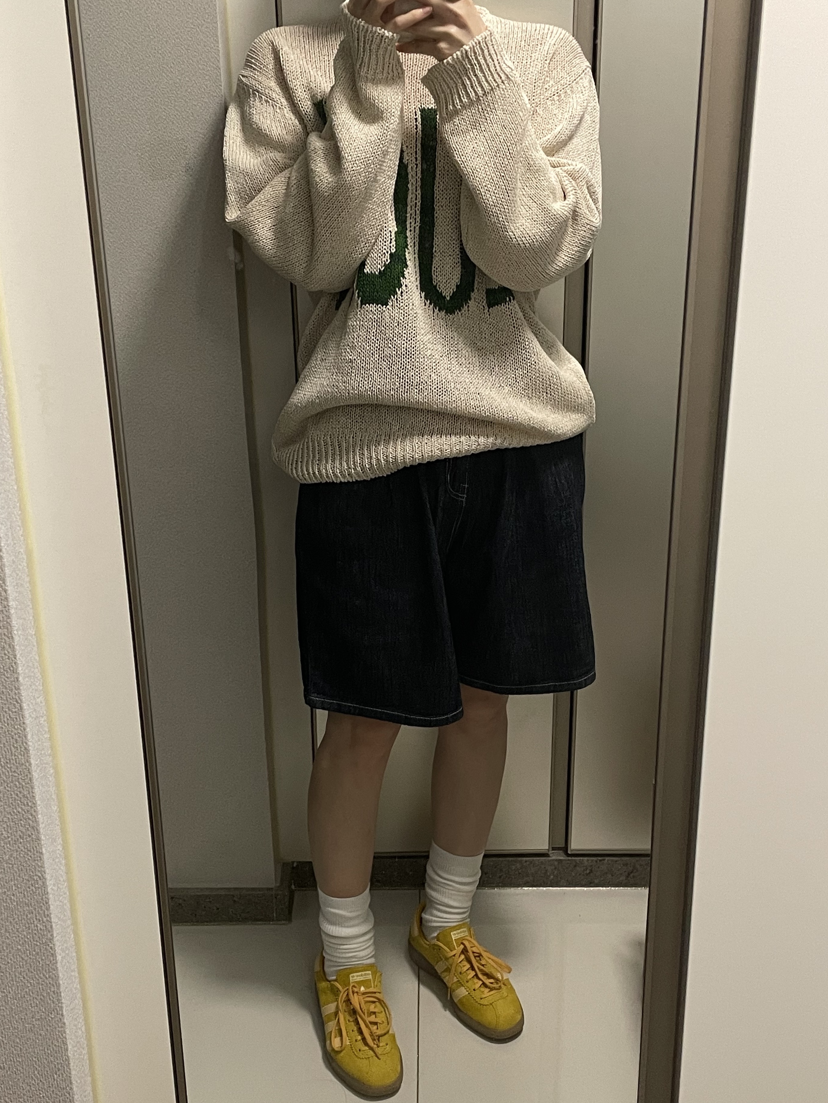 Adidas Bermuda Bold Gold 착용 스타일 - 1