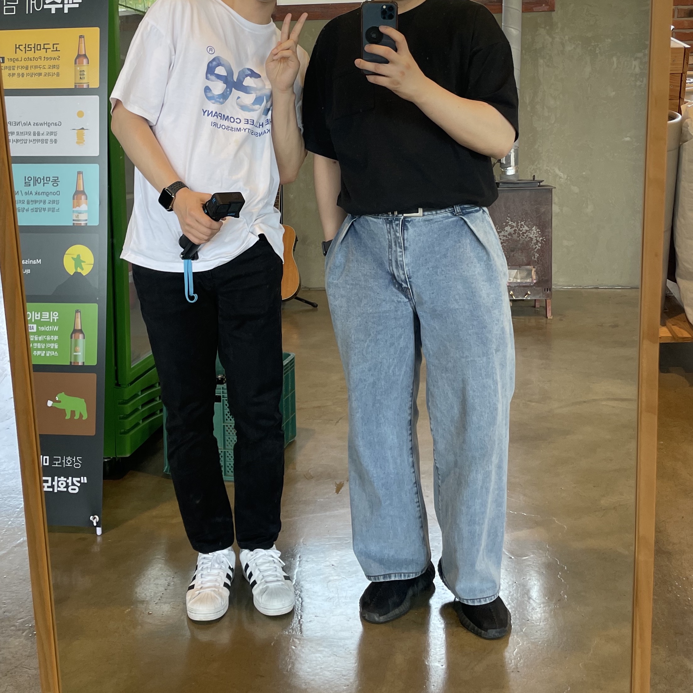 Adidas Yeezy Boost 350 V2 Onyx 착용 스타일 - 1