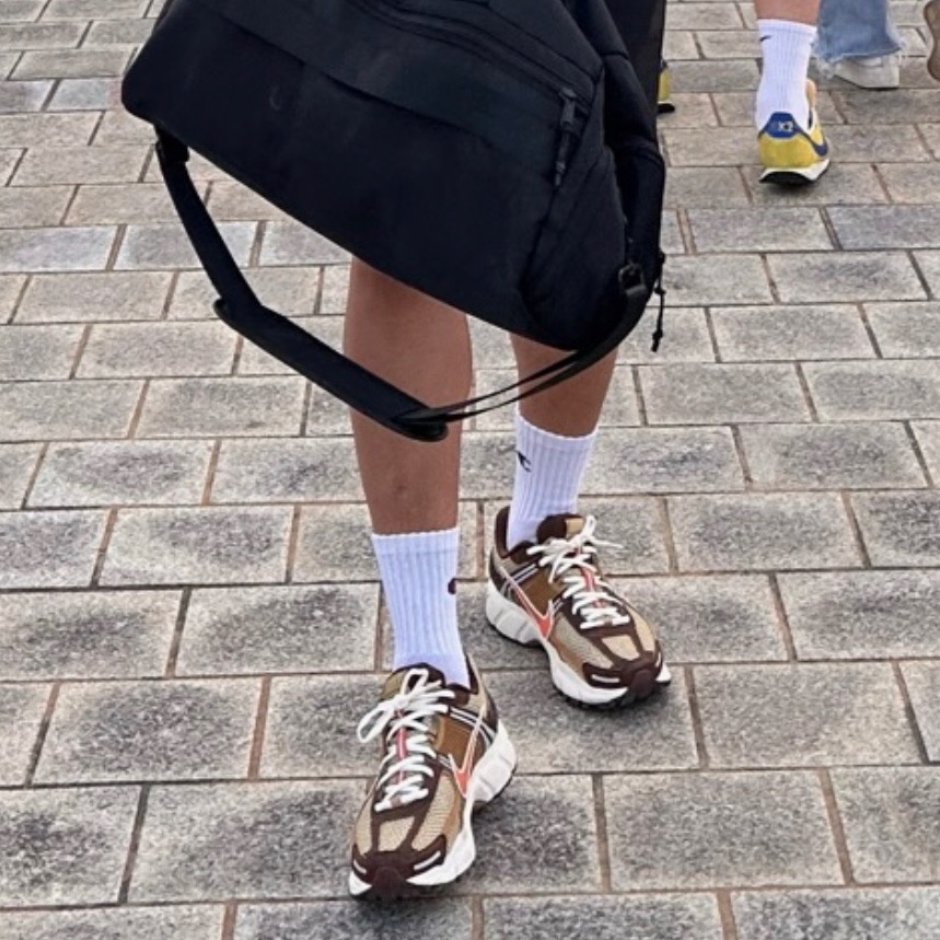 Nike Zoom Vomero 5 Wheat Grass and Cacao Wow 착용 스타일