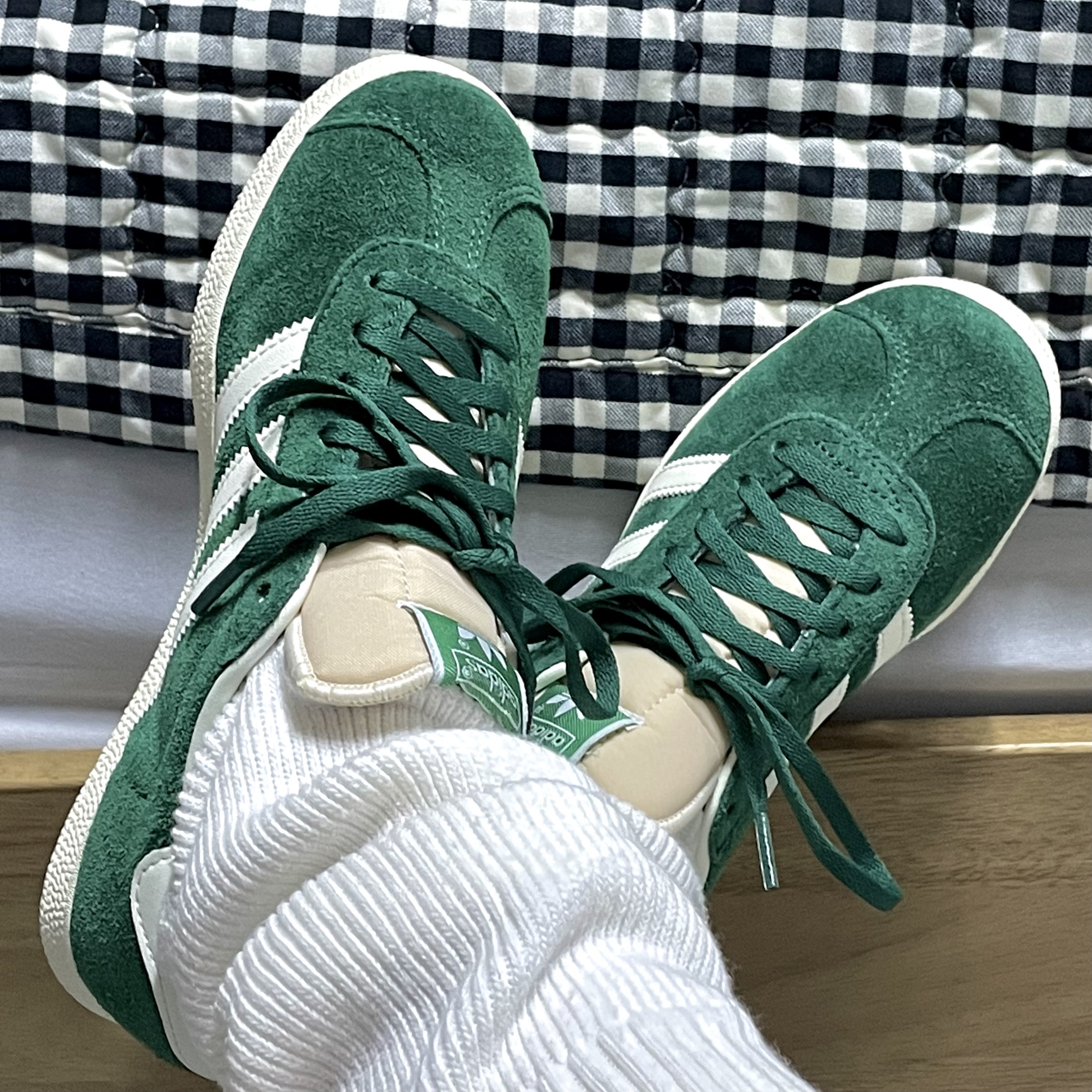 Adidas Gazelle Dark Green Cream White 착용 스타일 - 2