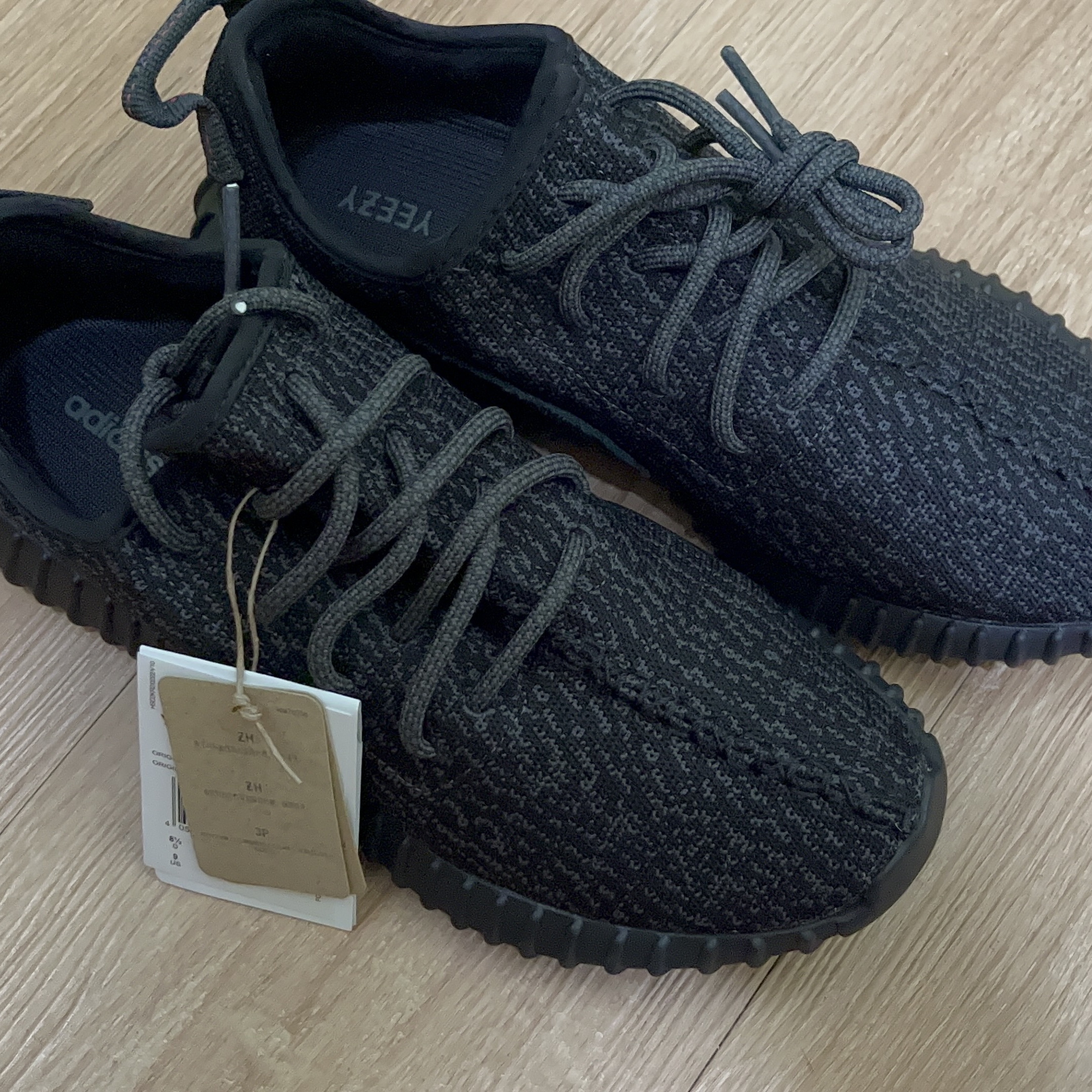 Adidas Yeezy Boost 350 Pirate Black 2023 착용 스타일