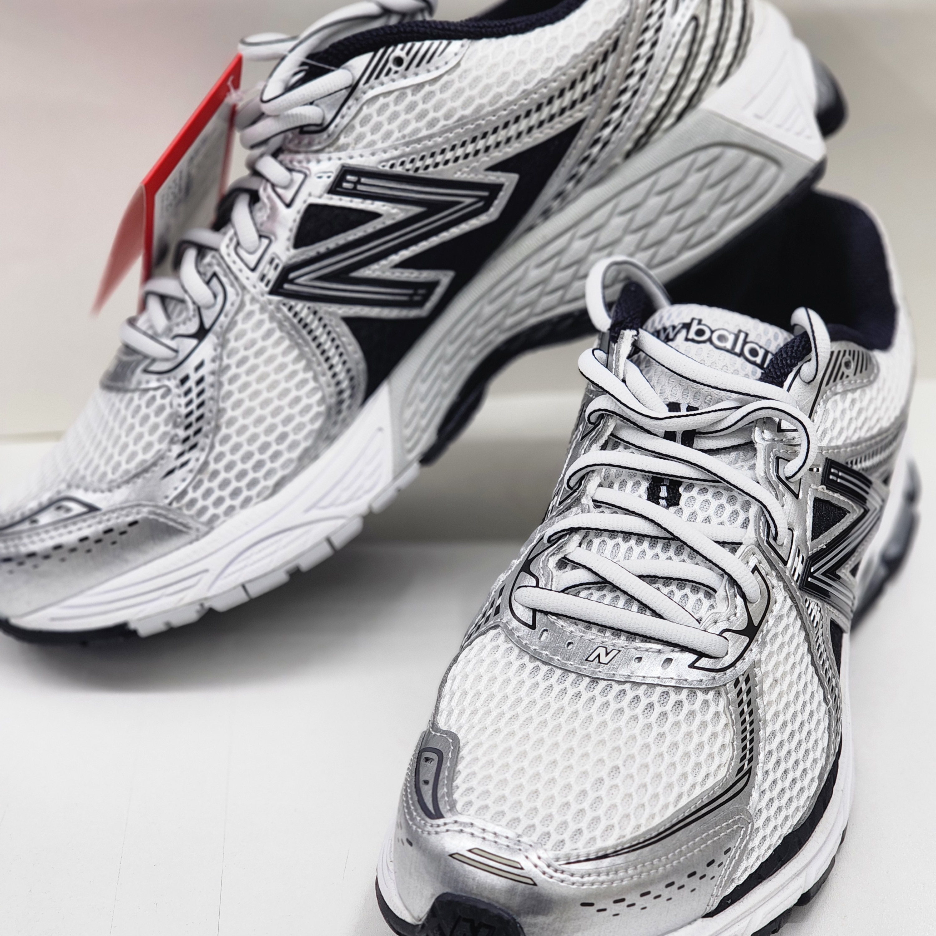 New Balance 860v2 White Black 착용 스타일 - 2