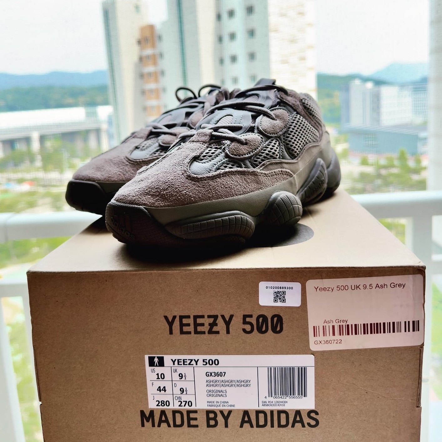 Adidas Yeezy 500 Ash Grey 착용 스타일