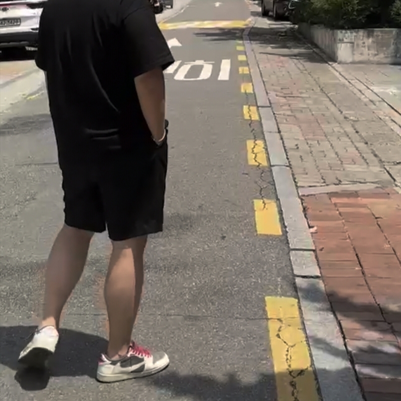 Jordan 1 Retro High OG Black and Smoke Grey, Jordan 1 x Travis Scott Retro Low OG SP Sail and Ridgerock 착용 스타일 - 2