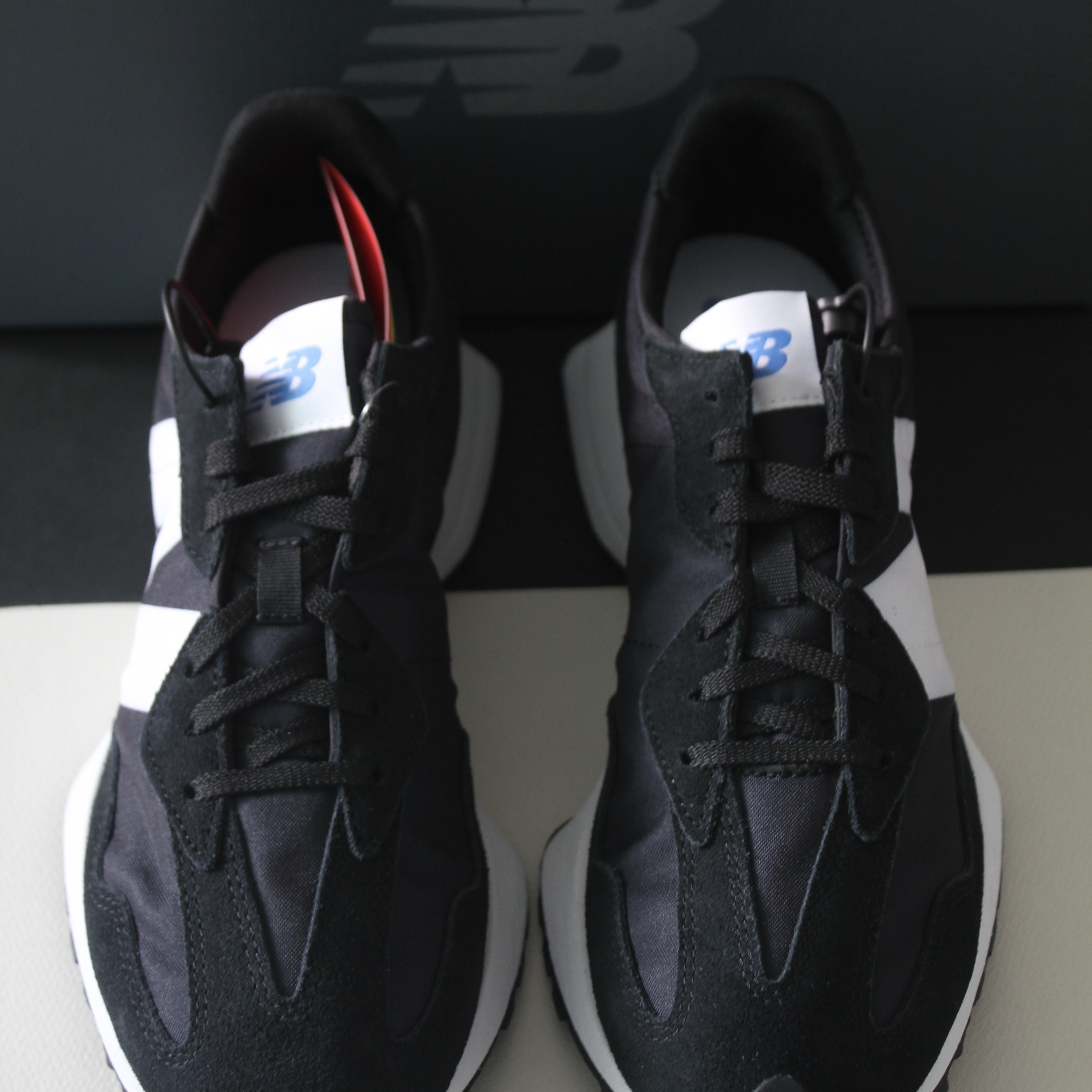 New Balance 327 Black 착용 스타일 - 1