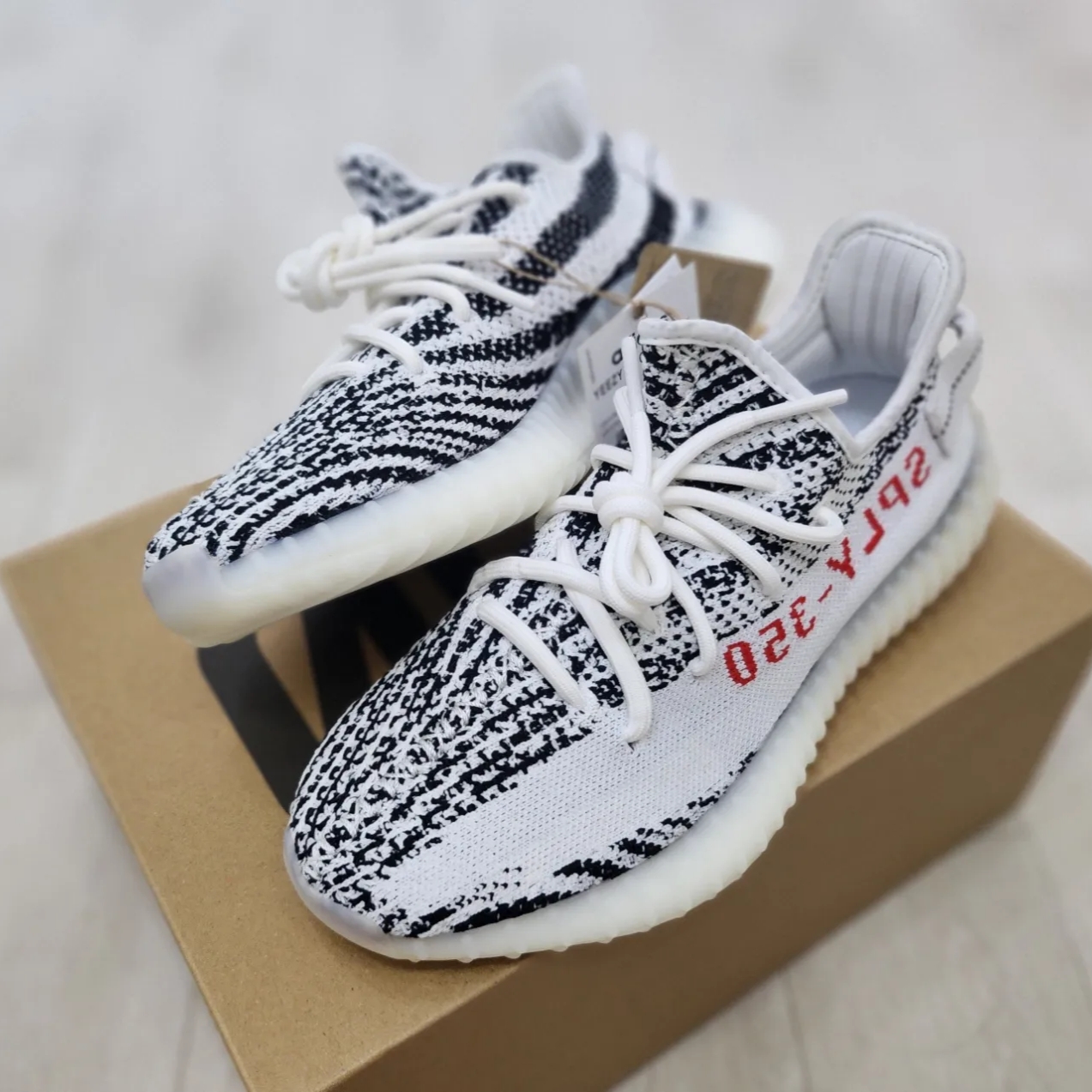 Adidas Yeezy Boost 350 V2 Zebra 2022/2023, Adidas Yeezy Boost 350 V2 Zebra 2017/2019/2020 착용 스타일 - 3