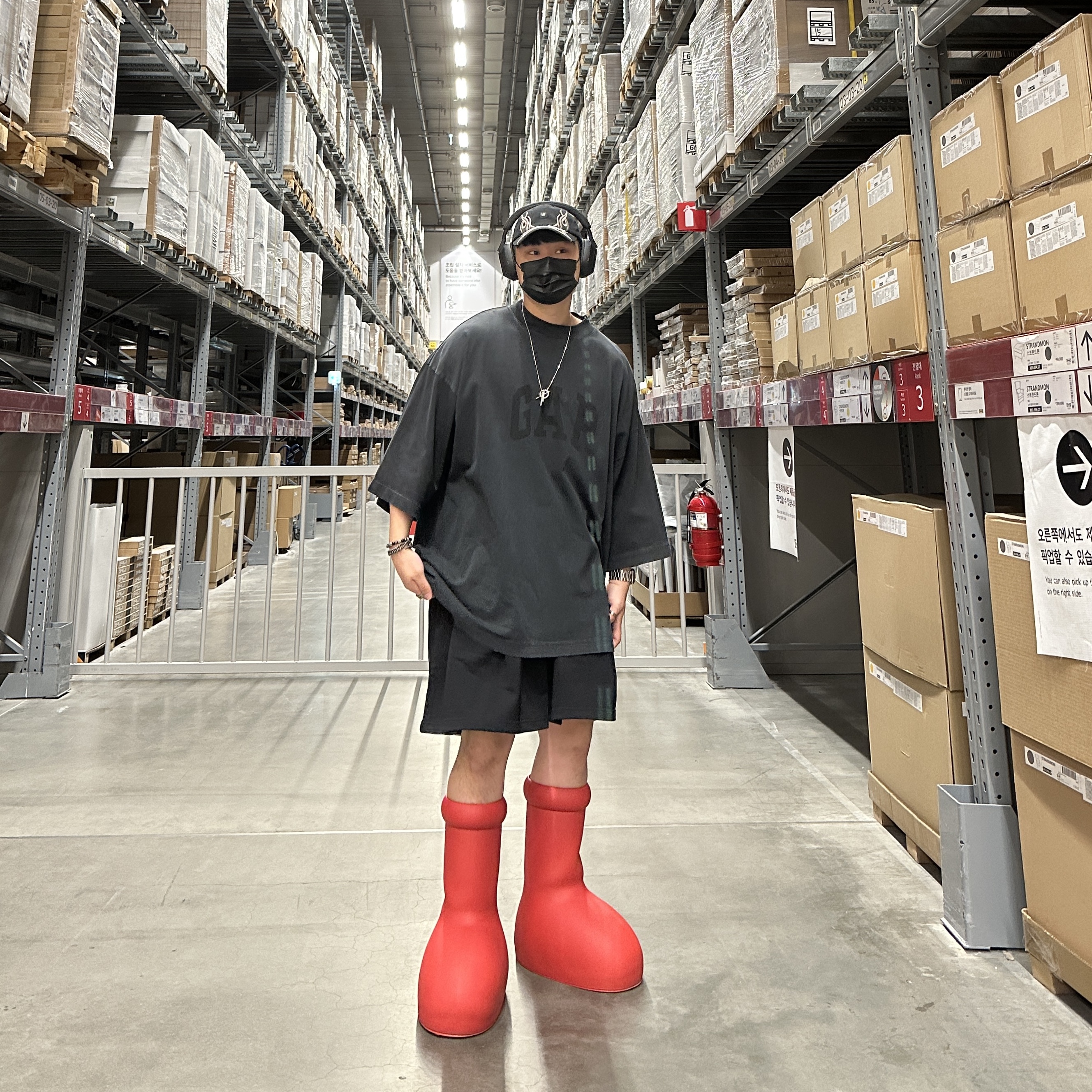 Yeezy Gap Engineered By Balenciaga Flame Cap Black, Yeezy Gap Engineered By Balenciaga Dove 3/4 Sleeve T-Shirt Black 착용 스타일 - 2