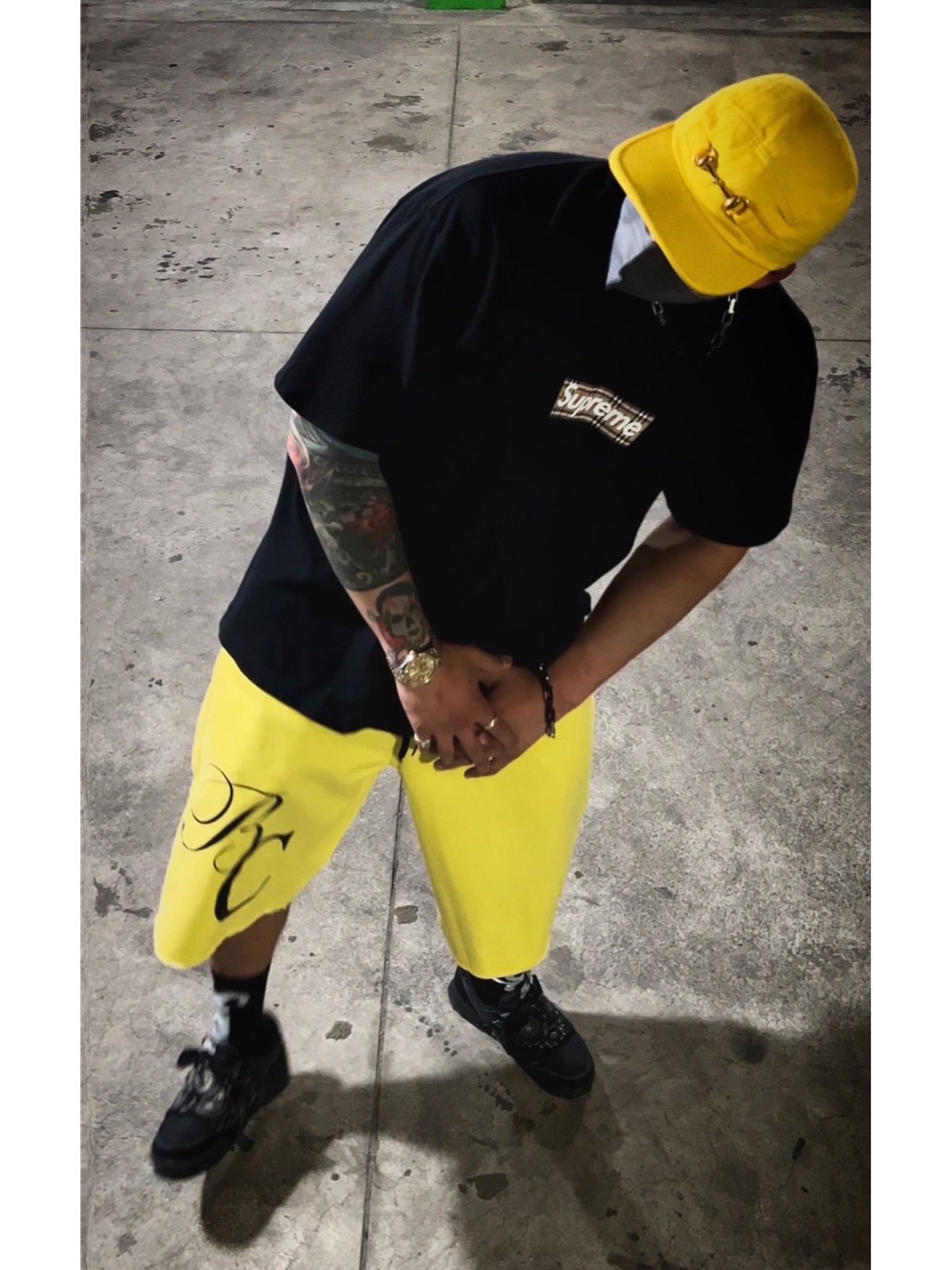 Supreme x Burberry Box Logo T-Shirt Black - 22SS, Supreme x Bernadette Corporation Work Shorts Yellow - 23SS 착용 스타일 - 2