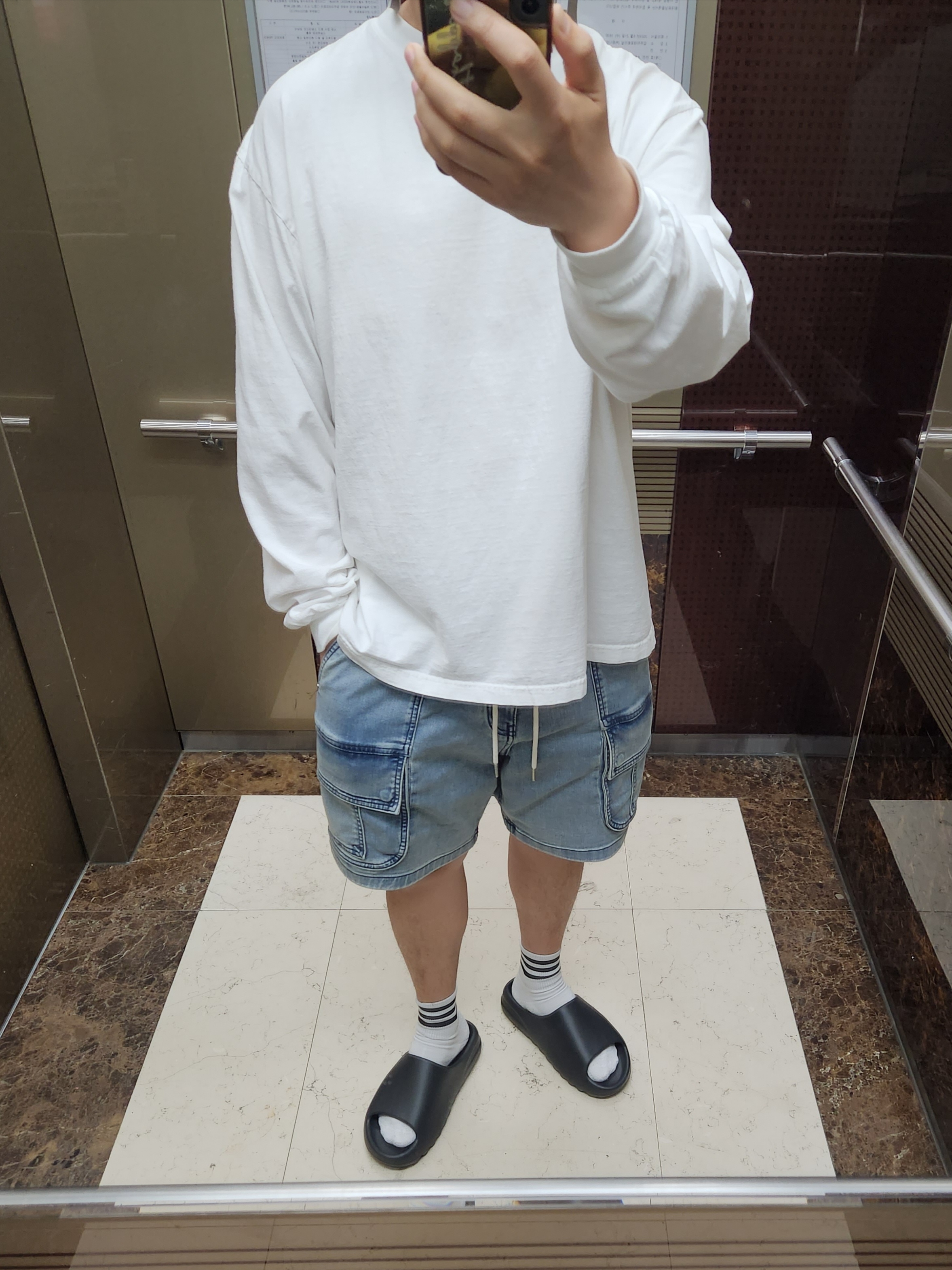 Adidas Yeezy Slide Onyx 착용 스타일