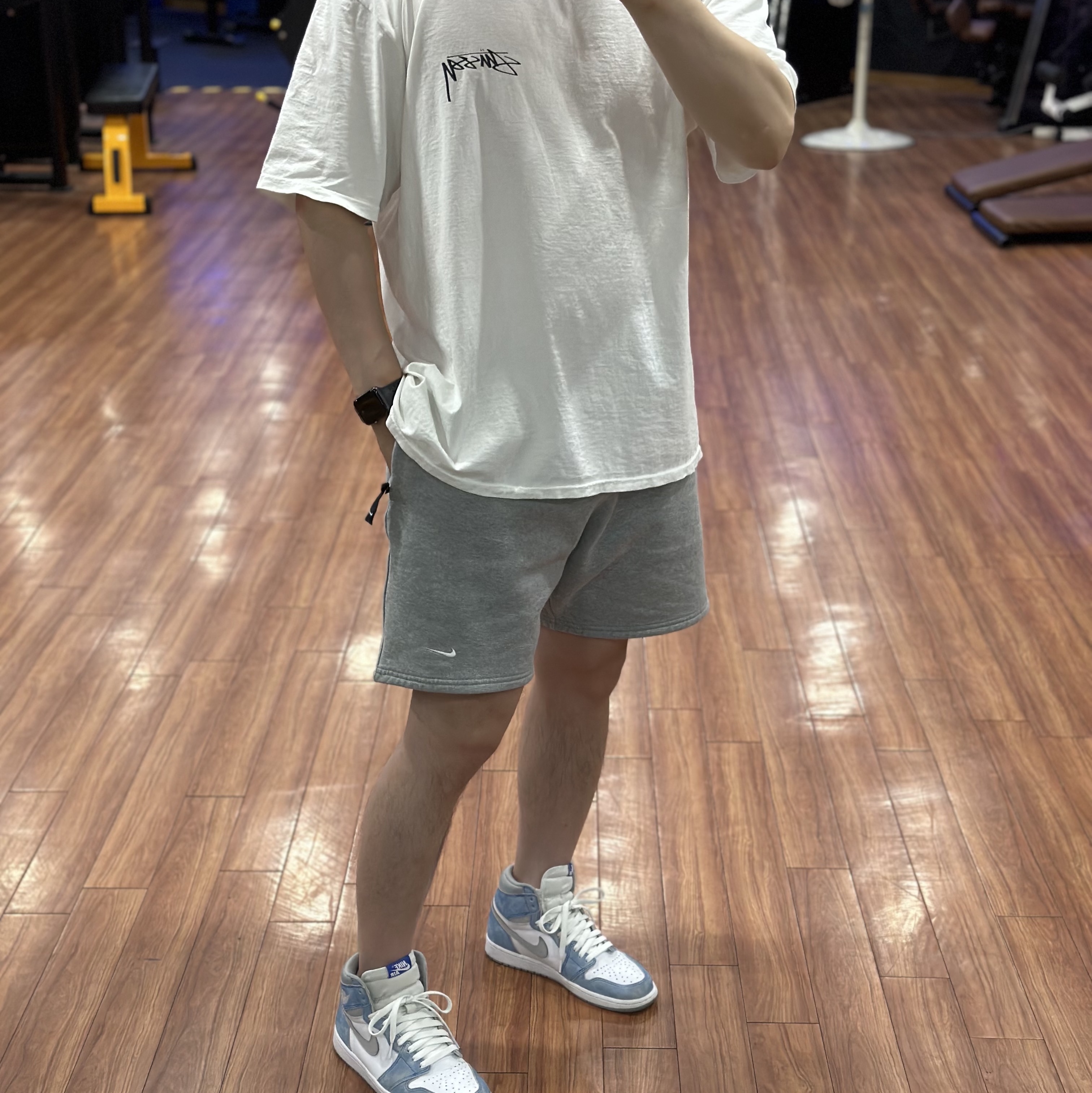Nike NRG Solo Swoosh Fleece Shorts Dark Grey Heather - Asia, Stussy x Our Legacy Work Shop Dot Pigment Dyed T-Shirt Natural 착용 스타일 - 1