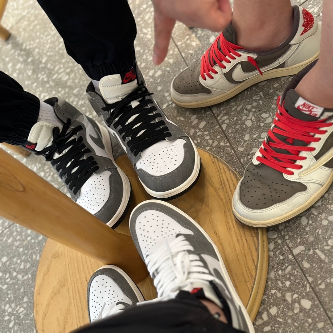 Jordan 1 Retro High OG Black and Smoke Grey, Jordan 1 x Travis Scott Retro Low OG SP Sail and Ridgerock 착용 스타일 - 1