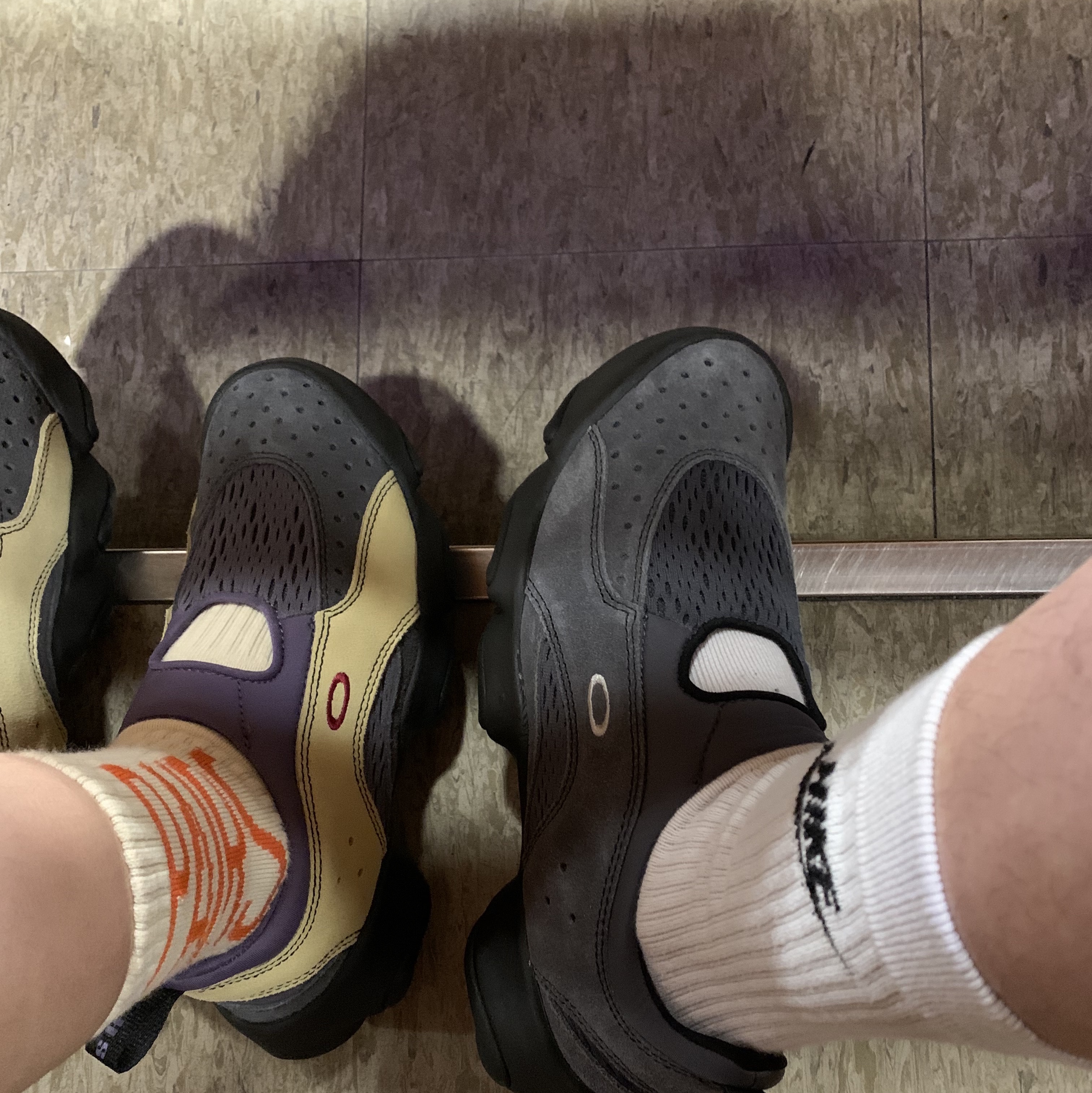 Oakley Factory Team x Brain Dead Flesh Sandal Asphalt 착용 스타일 - 2