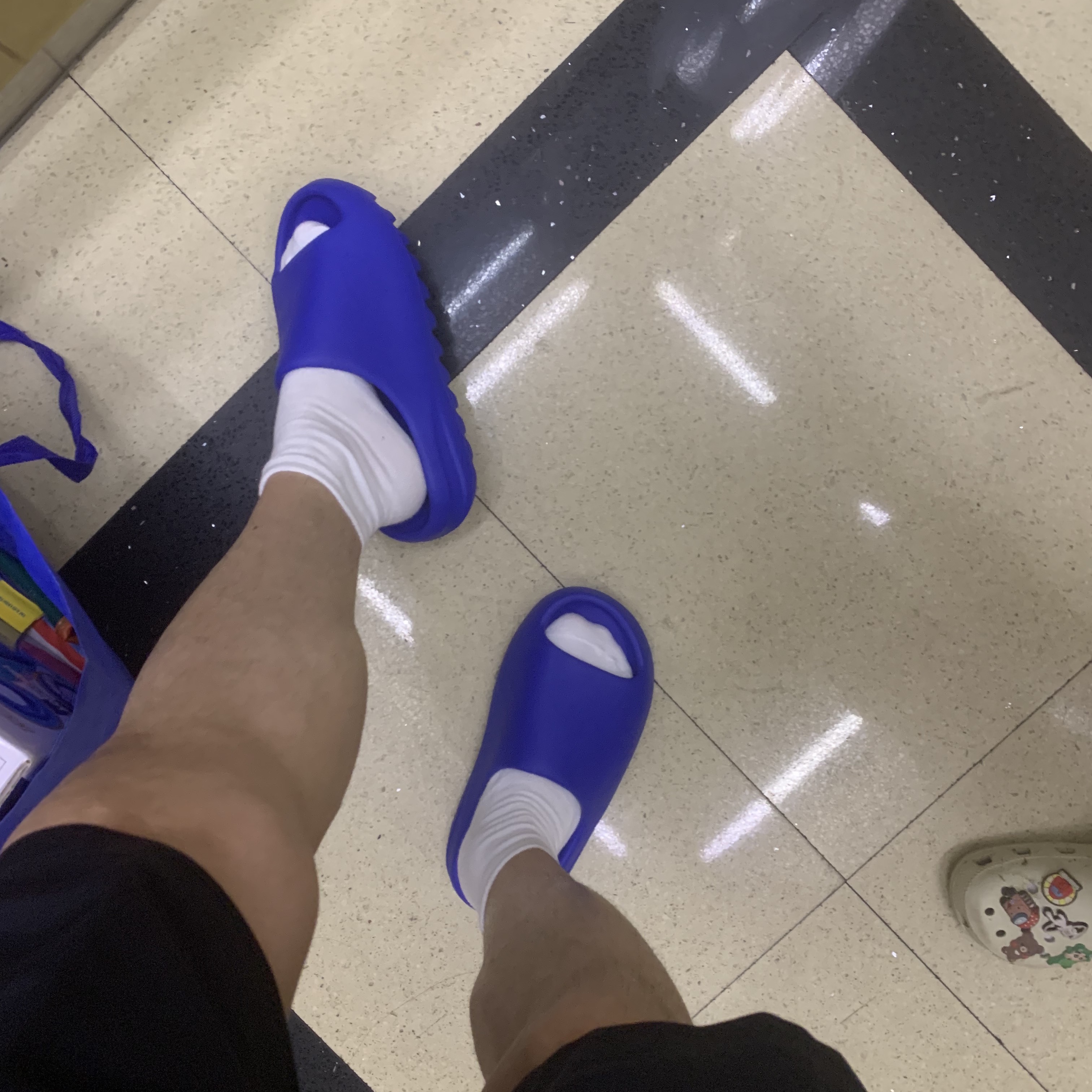 Adidas Yeezy Slide Azure 착용 스타일