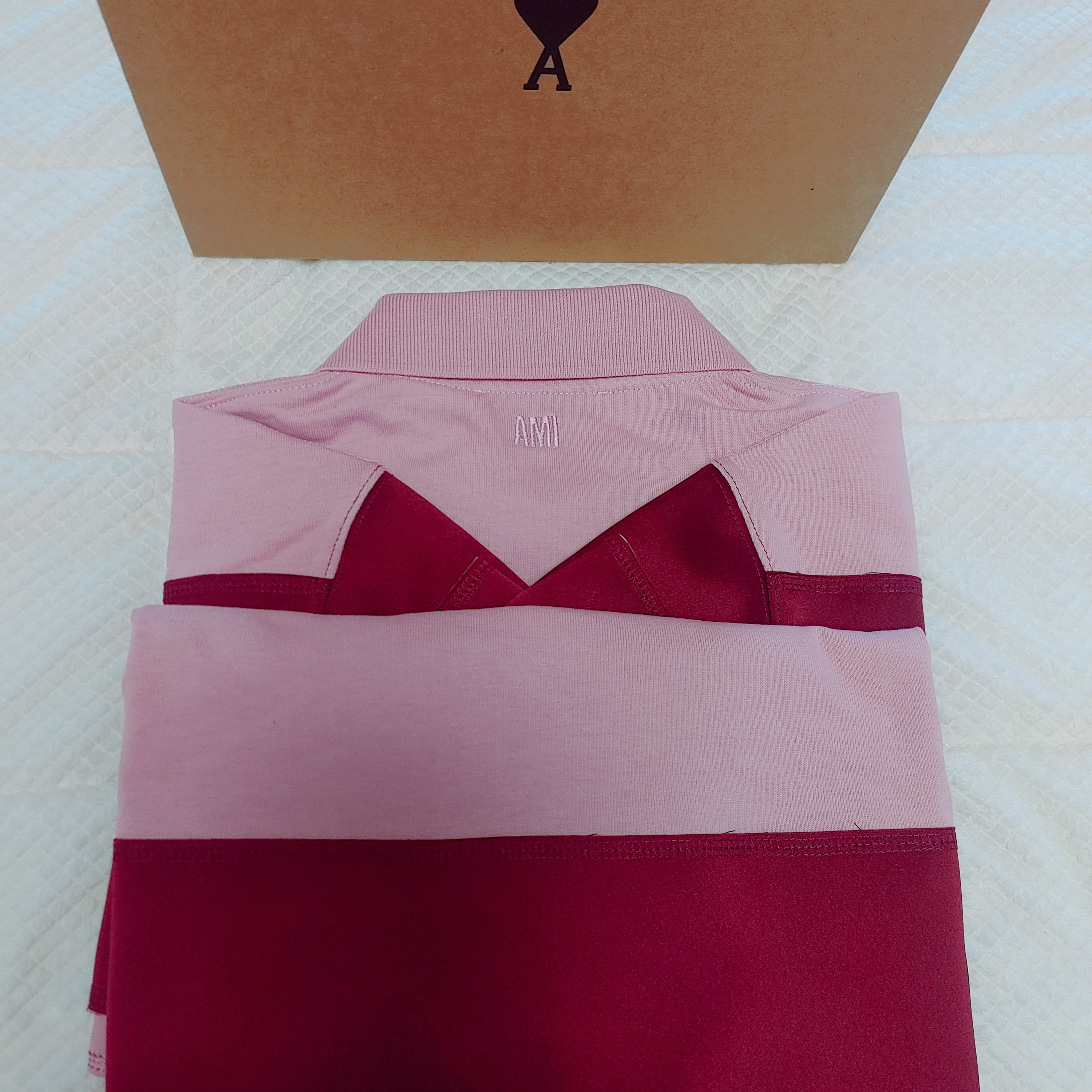 AMI Striped Oversized Polo Shirt Pale Pink Burgundy 착용 스타일 - 2