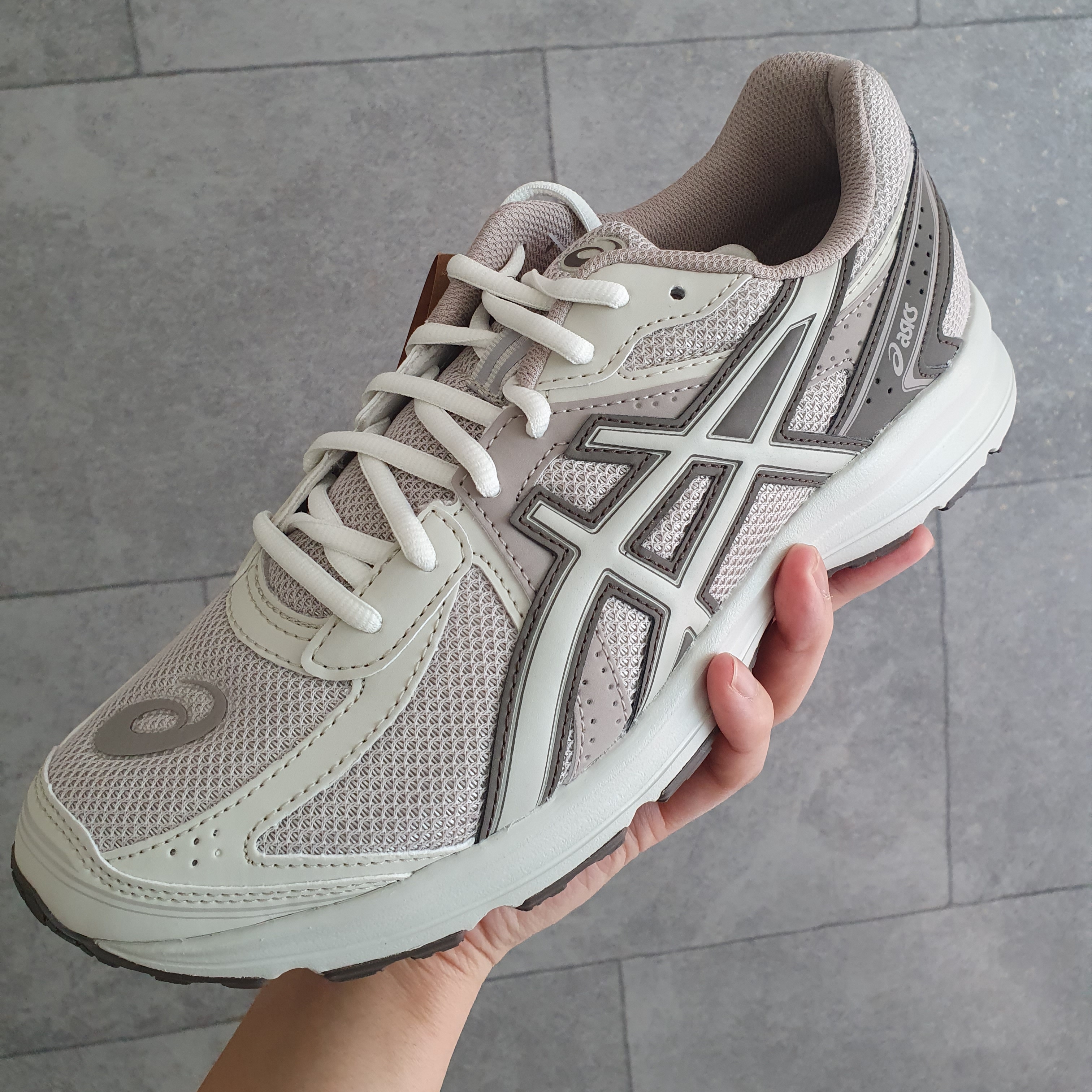 Asics Jog 100 S Birch - 2E Wide 착용 스타일