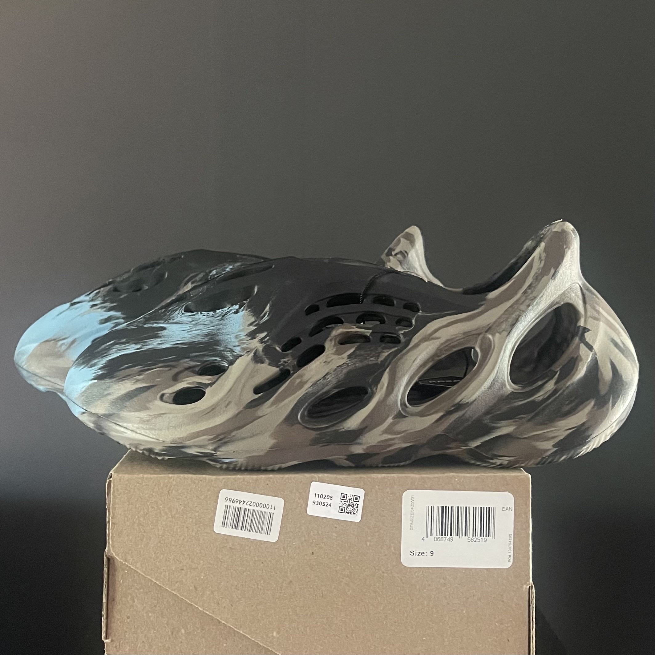 Adidas Yeezy Foam RNNR MX Cinder 착용 스타일 - 1
