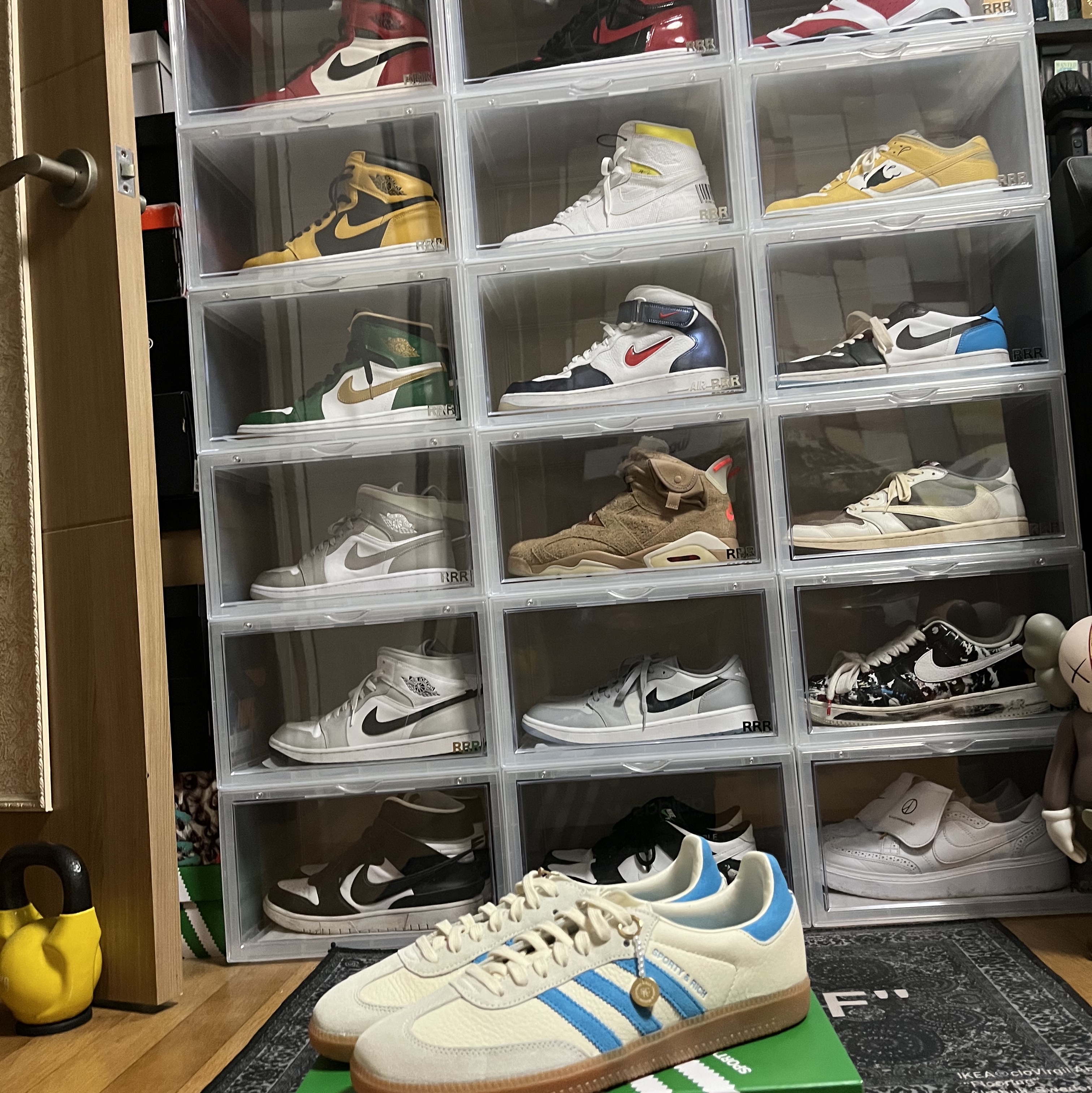 Adidas x Sporty & Rich Samba Cream Blue, Jordan 1 Retro High OG Celtics 착용 스타일