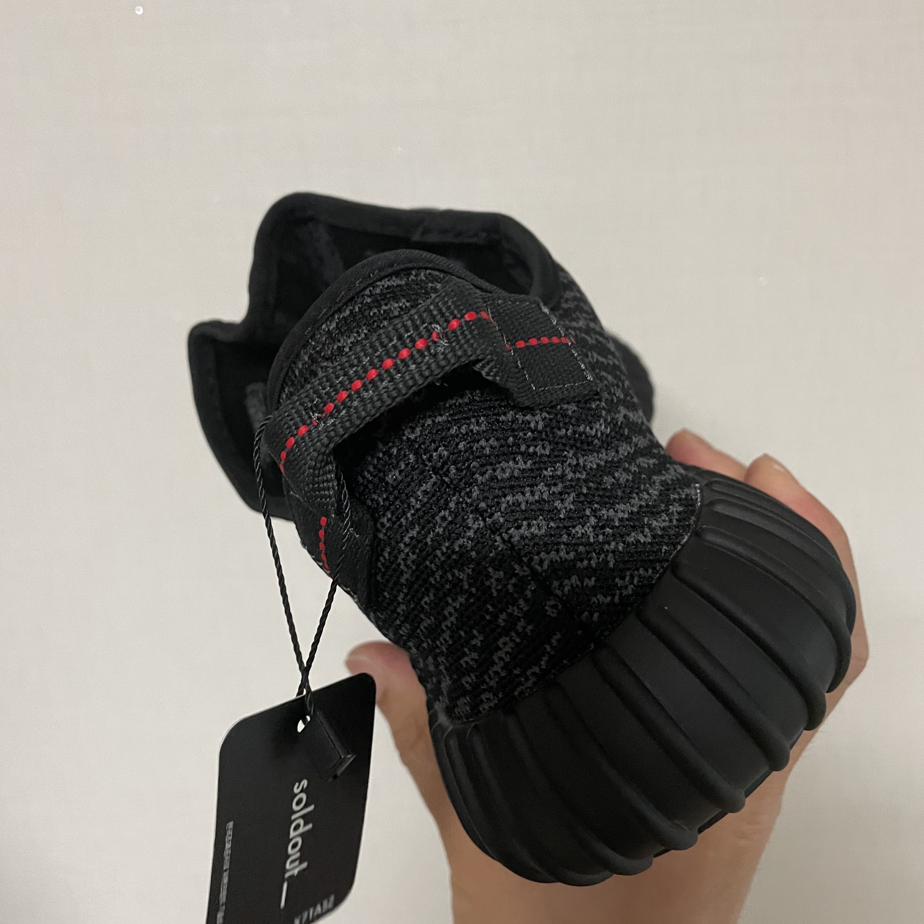 Adidas Yeezy Boost 350 Pirate Black 2023 착용 스타일 - 3