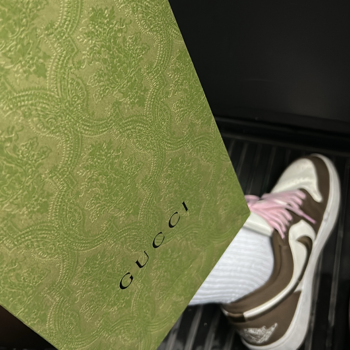 Gucci Interlocking G Pendant Necklace Silver, (W) Jordan 1 Low SE Light Olive 착용 스타일 - 2