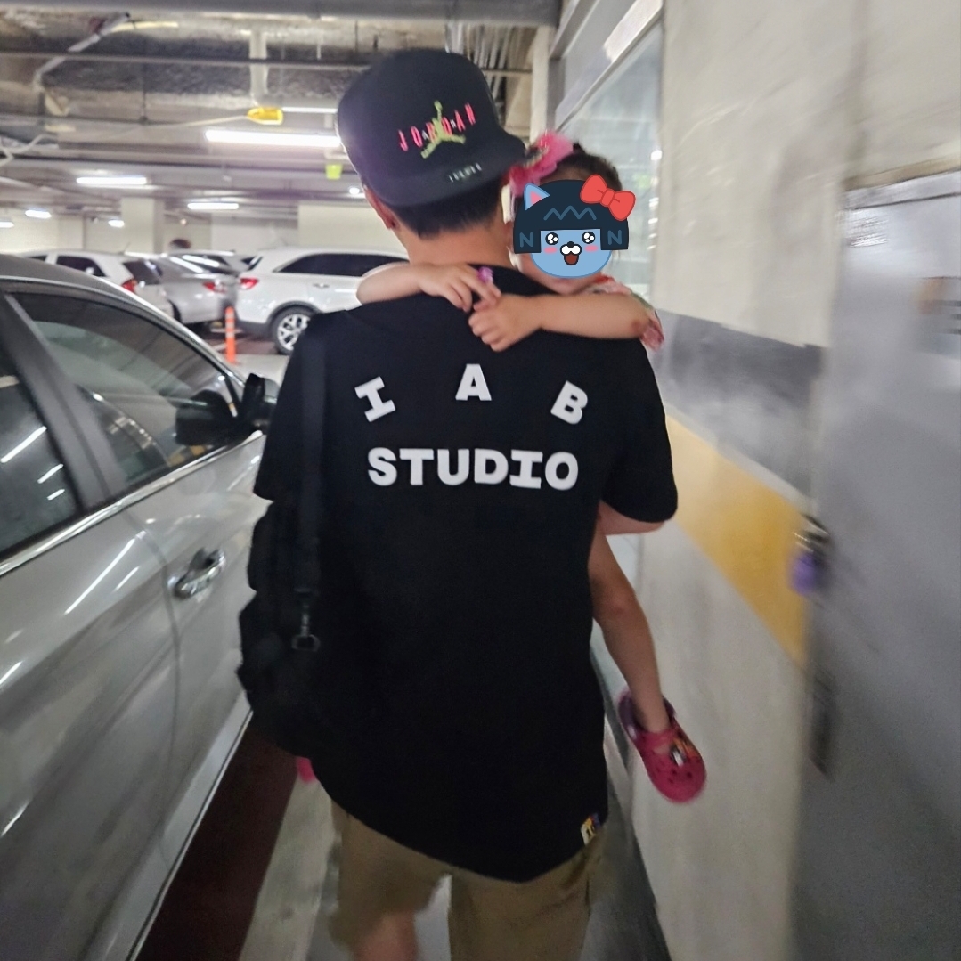 IAB Studio 10th Anniversary T-Shirt Black 착용 스타일