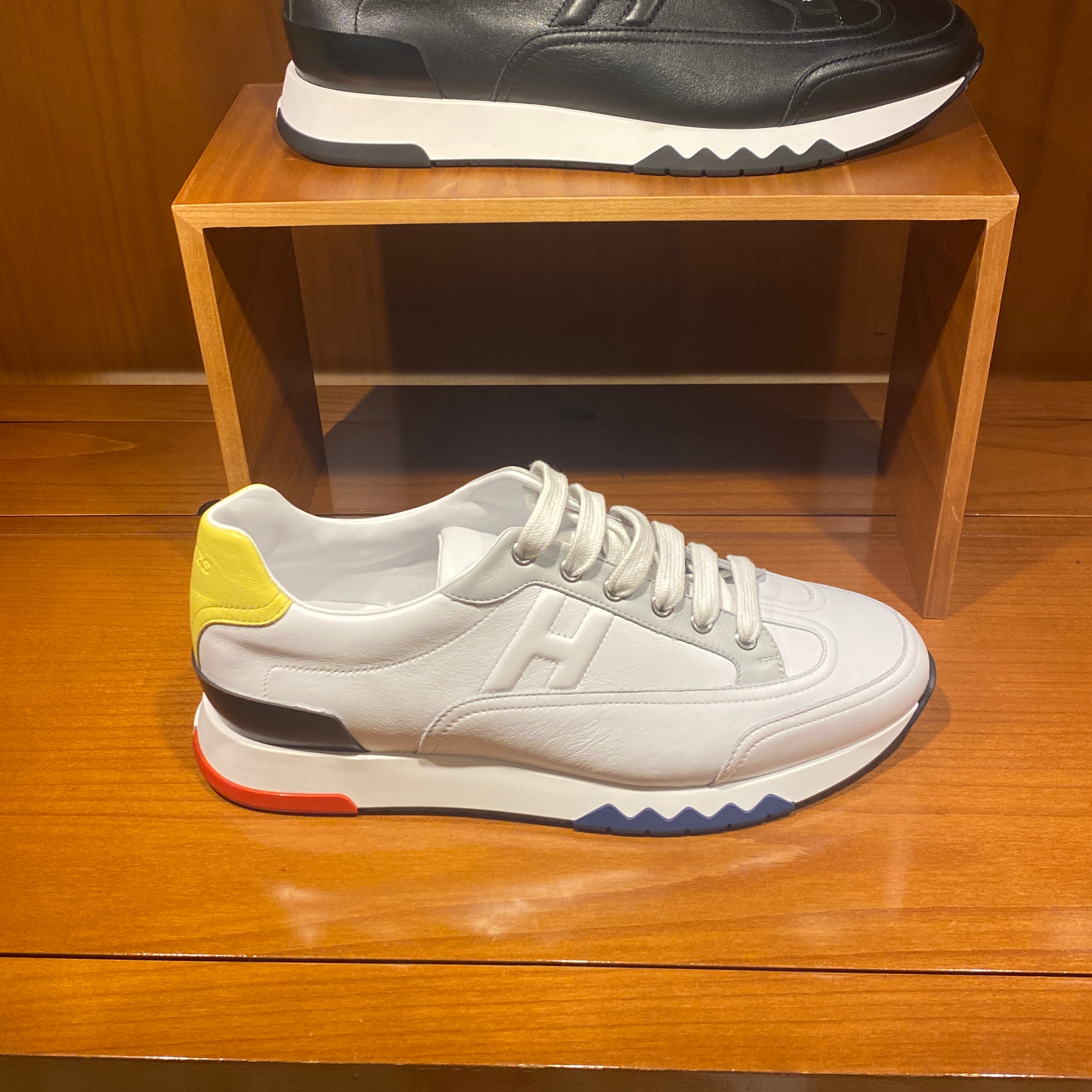 Hermes Trail Sneakers Calfskin & Multicolore Blanc 착용 스타일