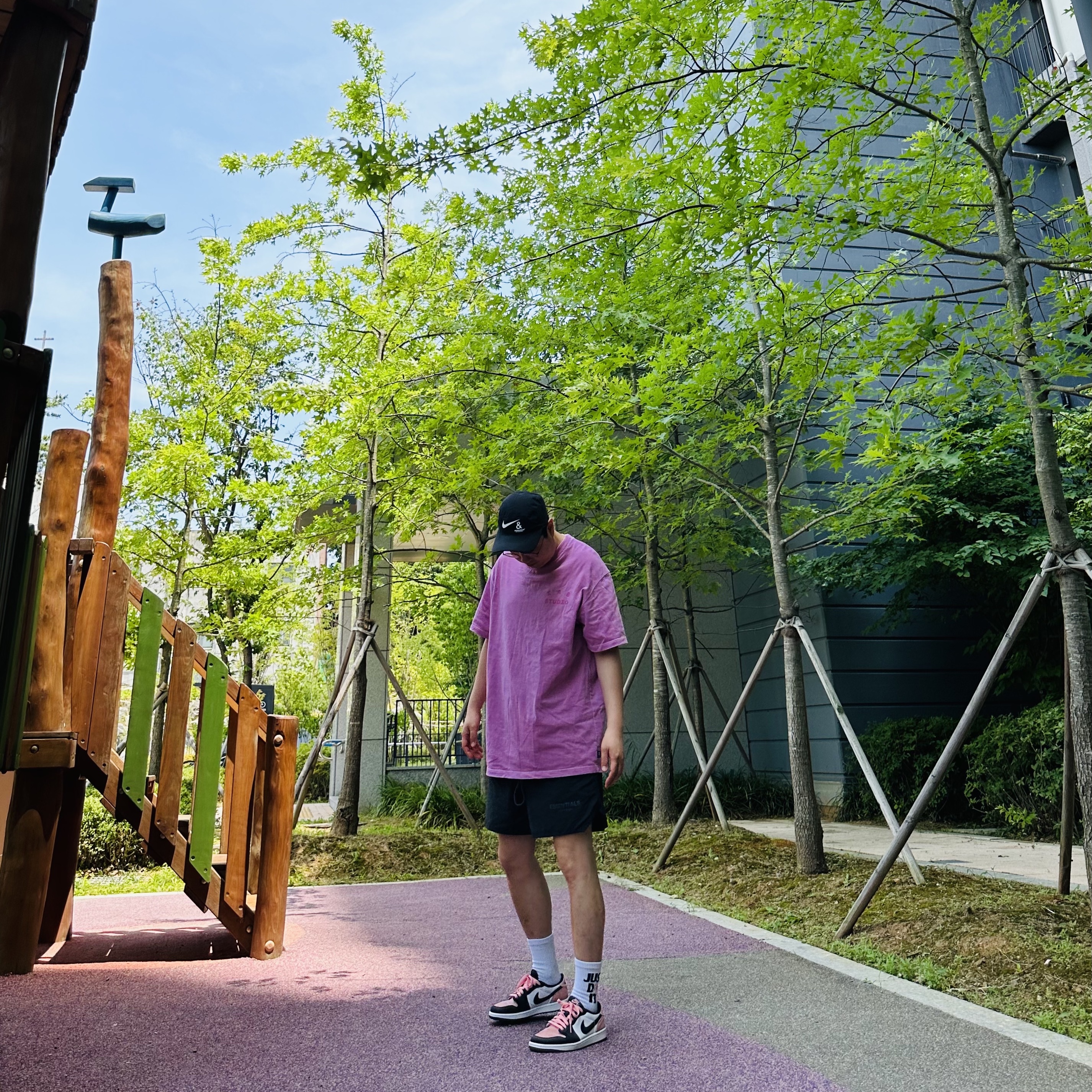 Nike x Undercover NRG AW84 TC Adjustable Cap Black, IAB Studio Pigment T-Shirt Magenta 착용 스타일 - 2