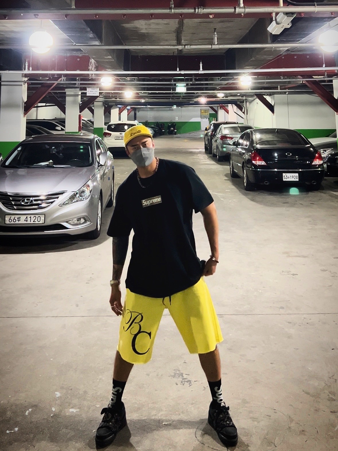 Supreme x Burberry Box Logo T-Shirt Black - 22SS, Supreme x Bernadette Corporation Work Shorts Yellow - 23SS 착용 스타일